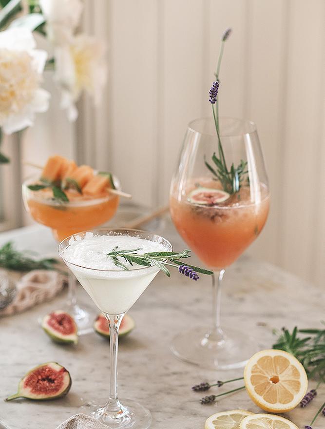 Goda drinkar i vinglas och martiniglas