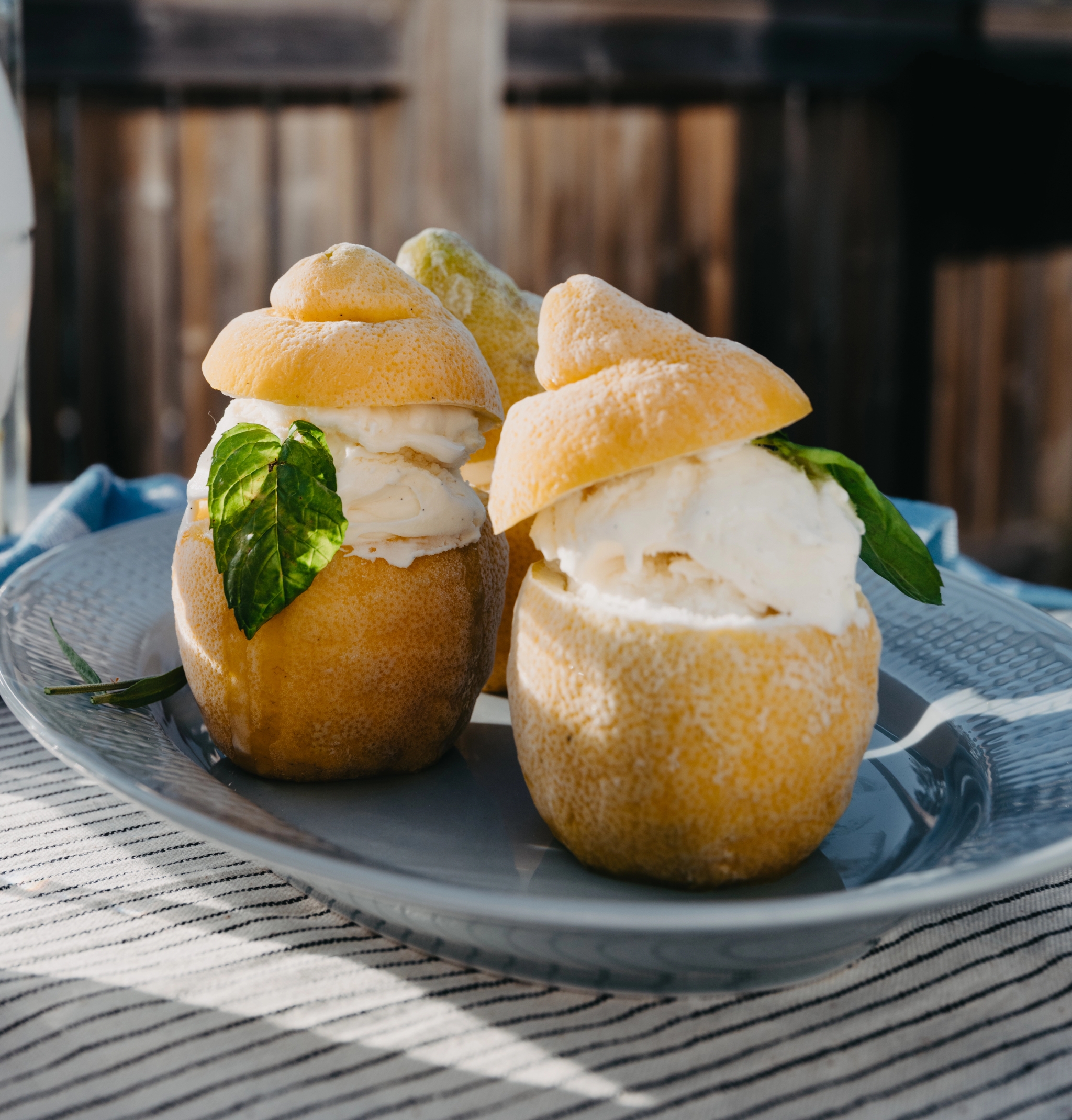 Glass i urgröpta citroner