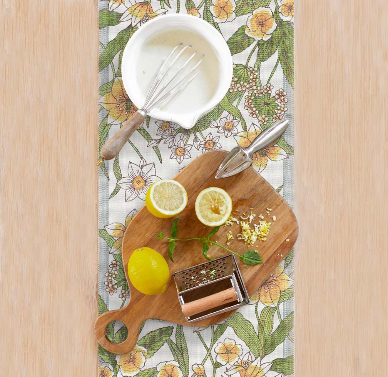 Løper i blomstrete grønt mønster fra Ekelund med skjærebrett med sitron på
