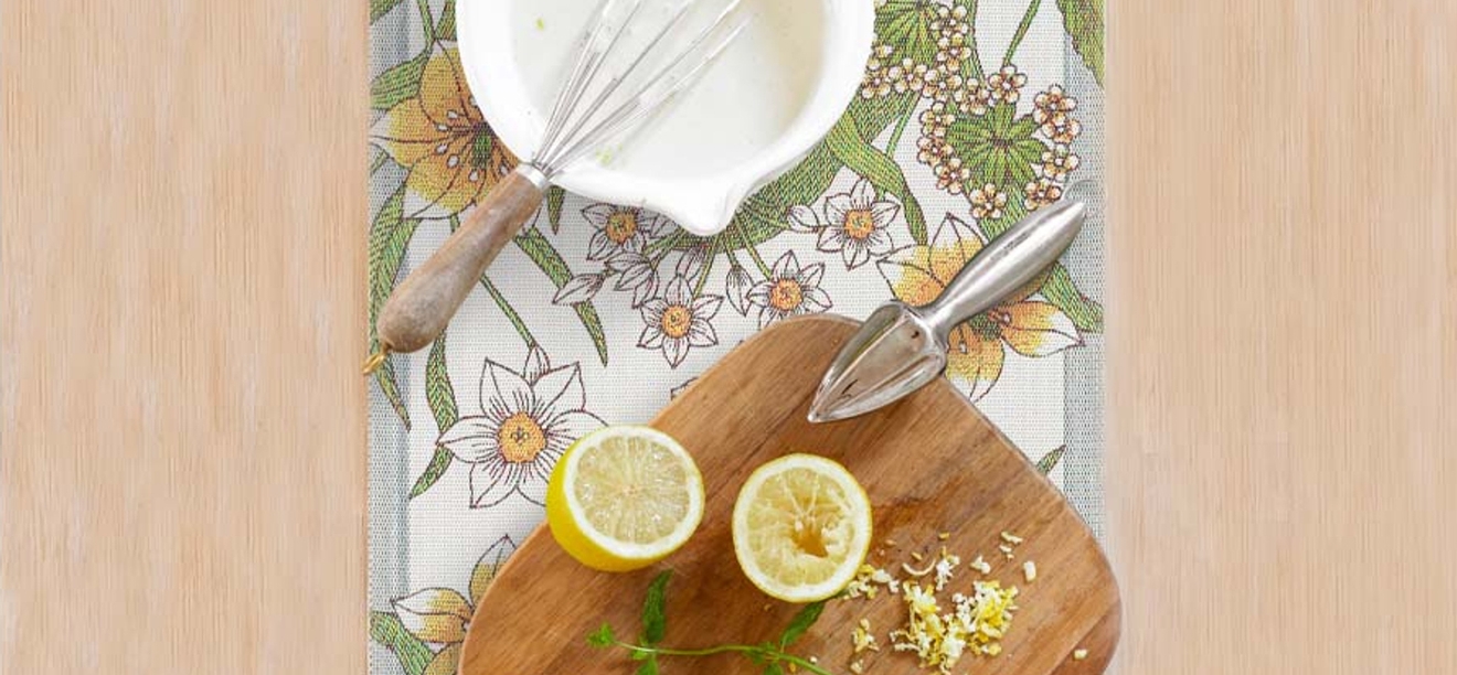 Ekelund daffodil löpare med skärbräda och citroner på