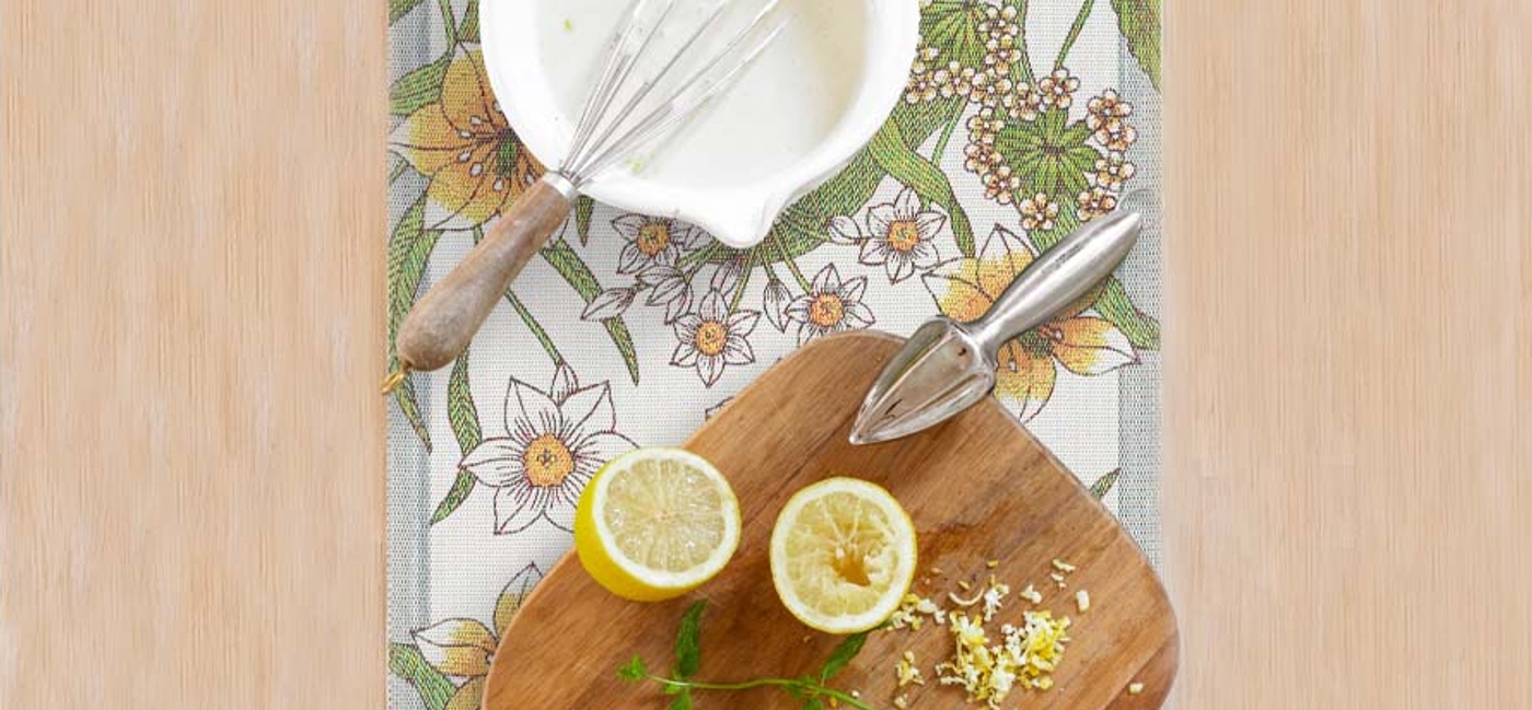 Ekelund daffodil löpare med skärbräda och citroner på