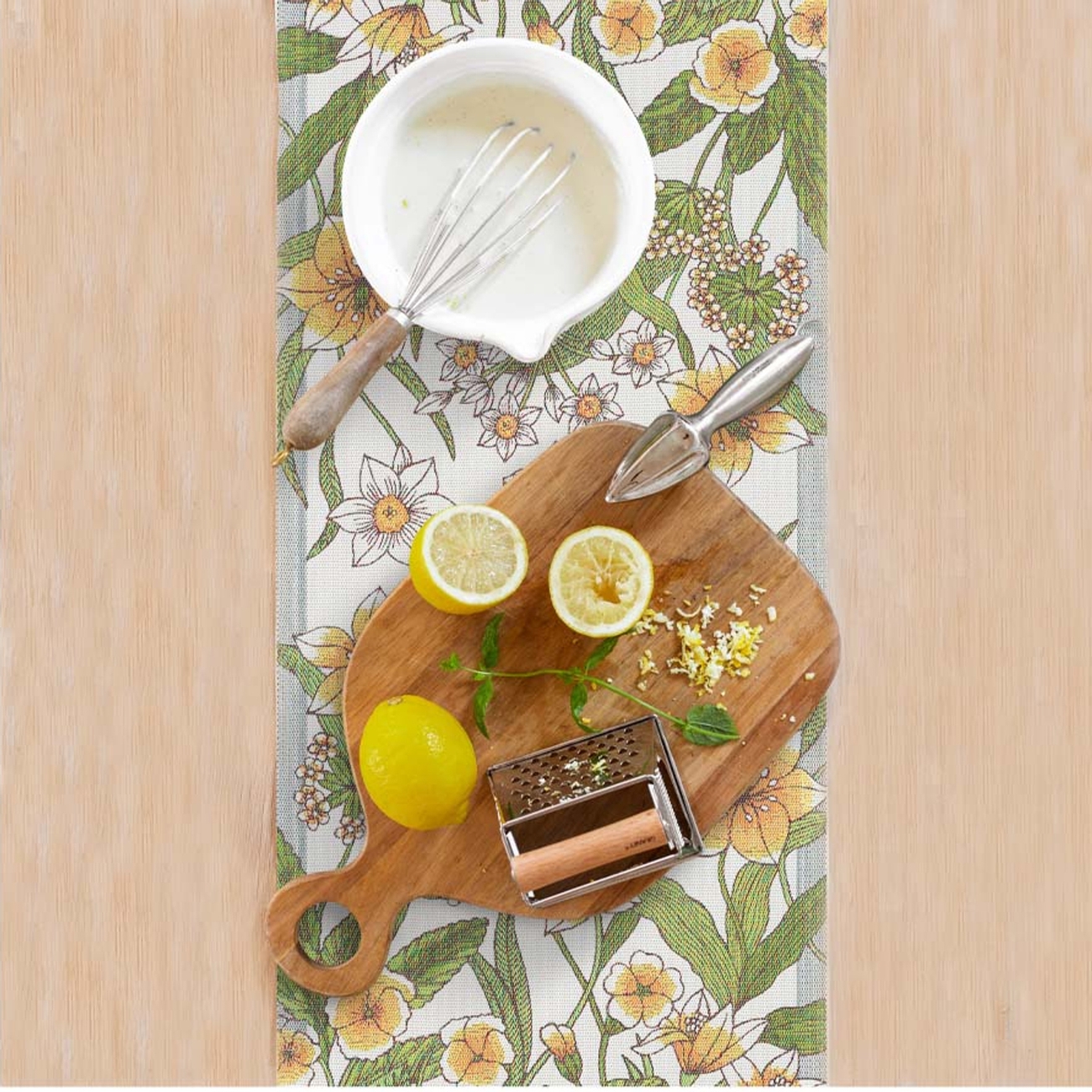 Löpare i blommigt grönt mönster från Ekelund med skärbräda med citron på