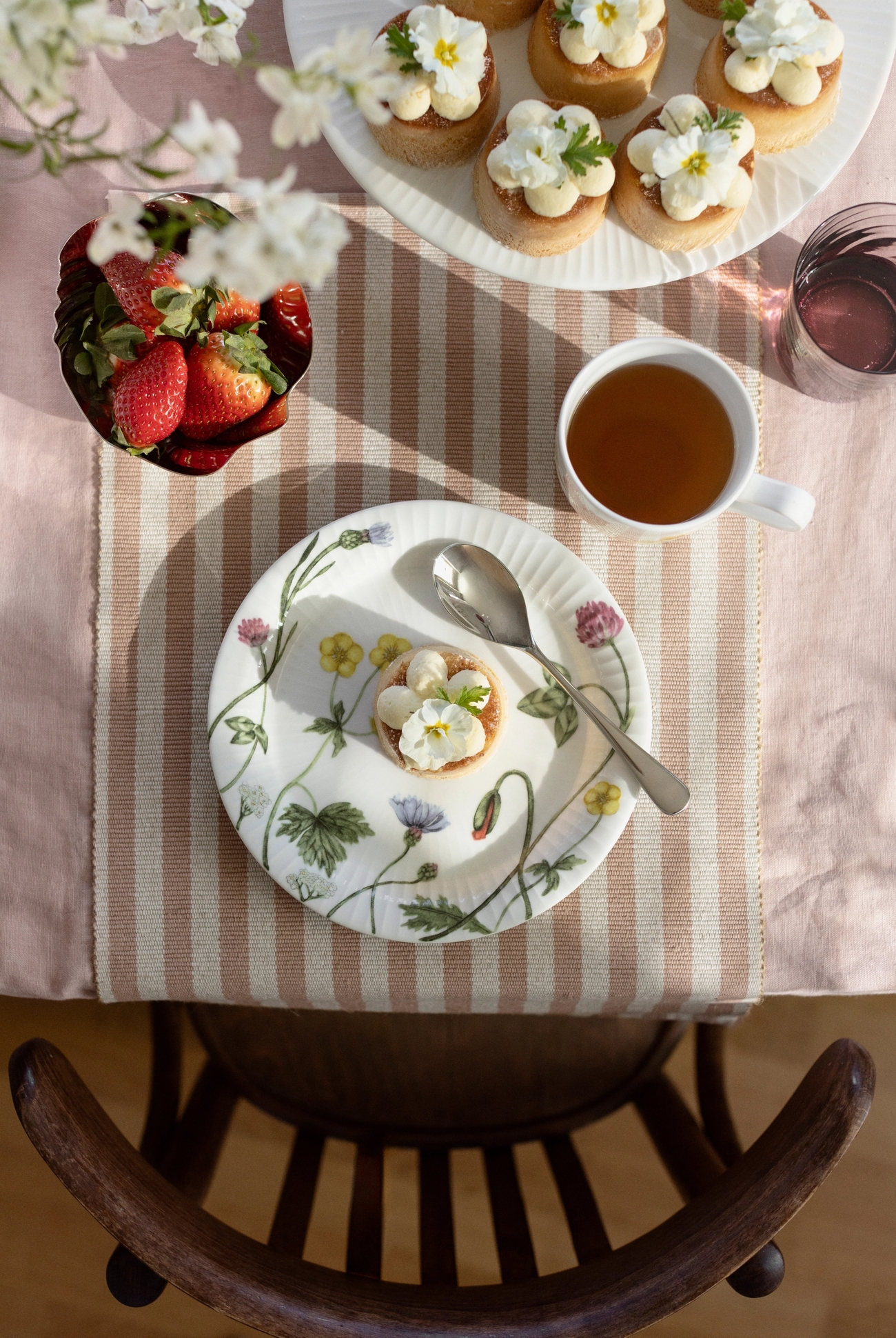 Pöytäliina ja raidallinen kaitaliina kahvipöydässä