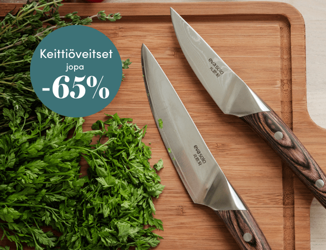 Kaksi keittiöveistä puisella leikkuulaudalla yrttien kera