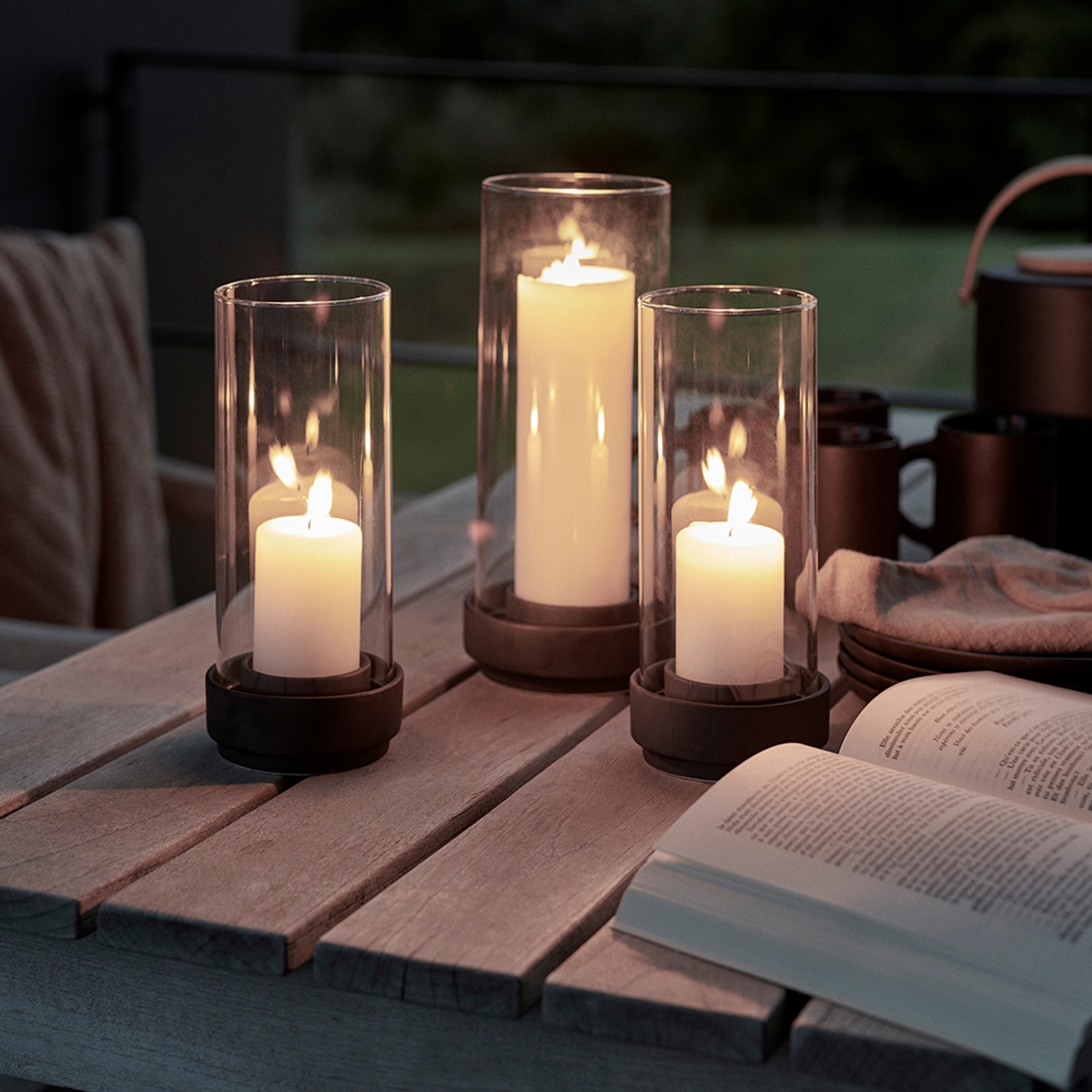 Store lyslykter utendørs på bord i sommernatten