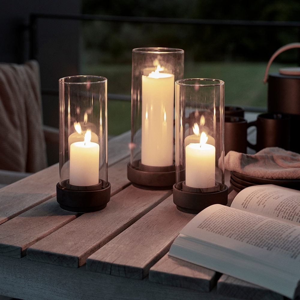 Store lyslykter utendørs på bord i sommernatten