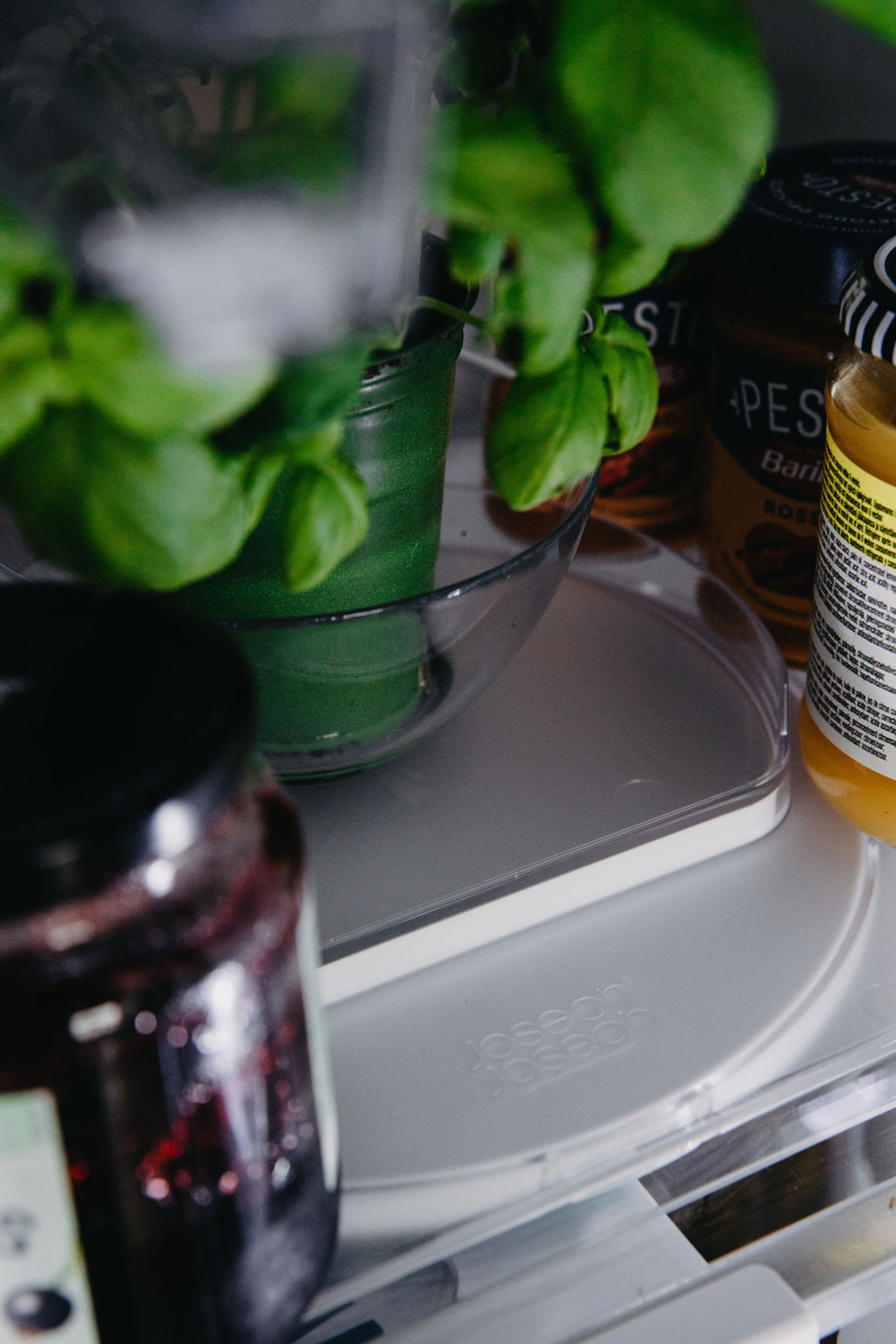 jääkkaappi järjestykseen - basilika pyörivällä alustalla 