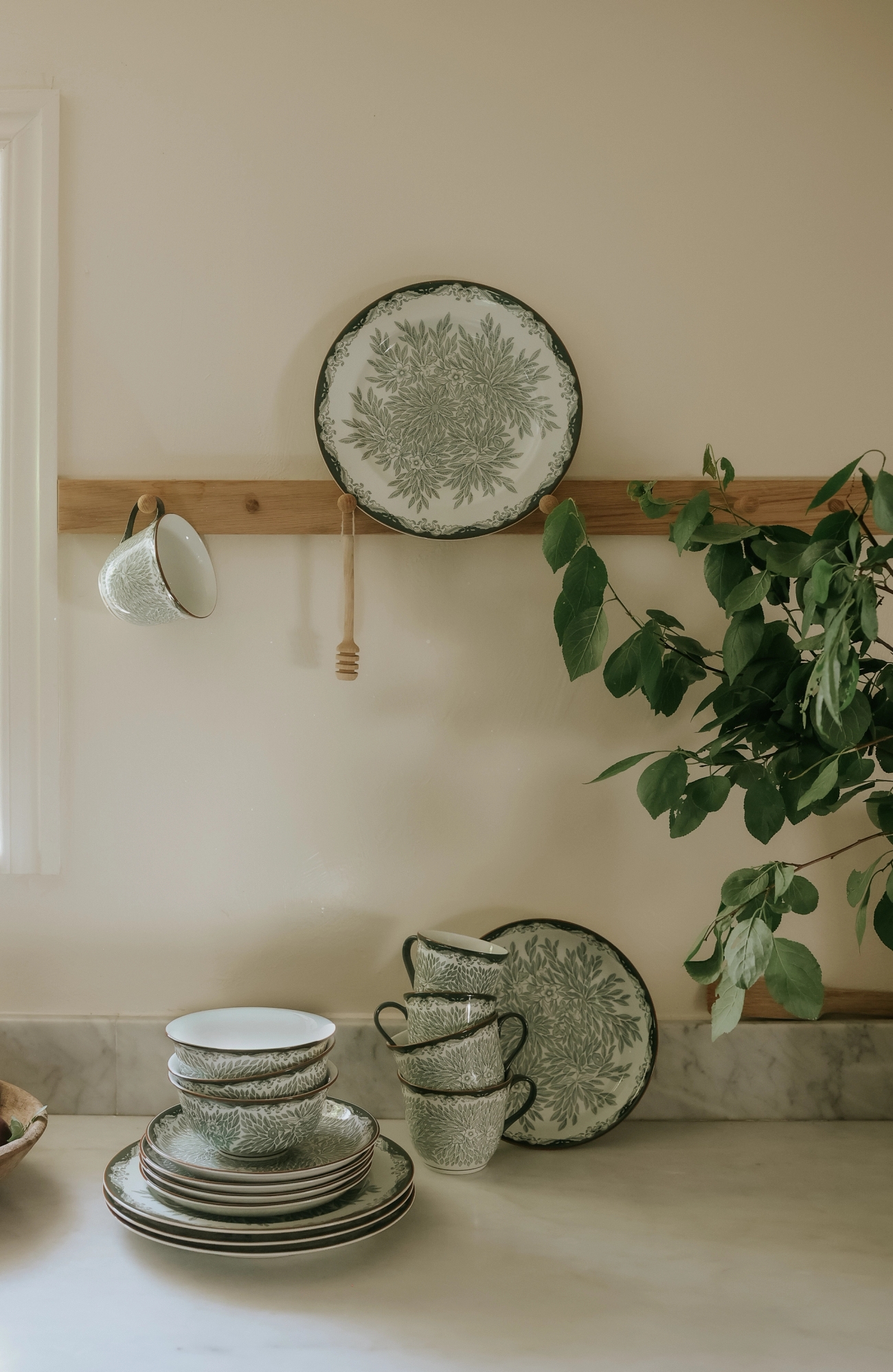 Ostindia Floris Grön från Rörstrand tallrikar, koppar och skålar uppradade i kök