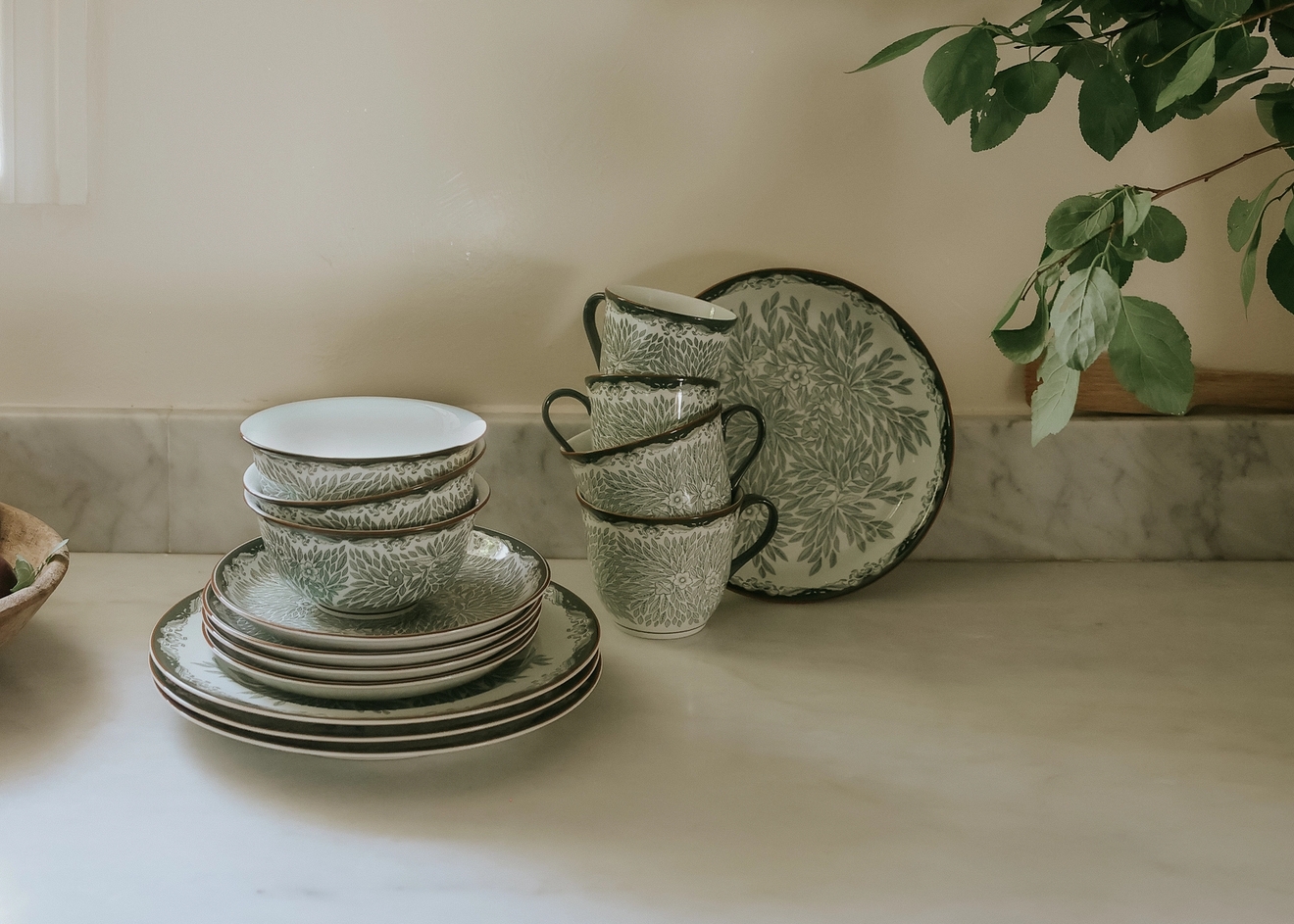 Ostindia Floris Grön från Rörstrand tallrikar, koppar och skålar uppradade i kök