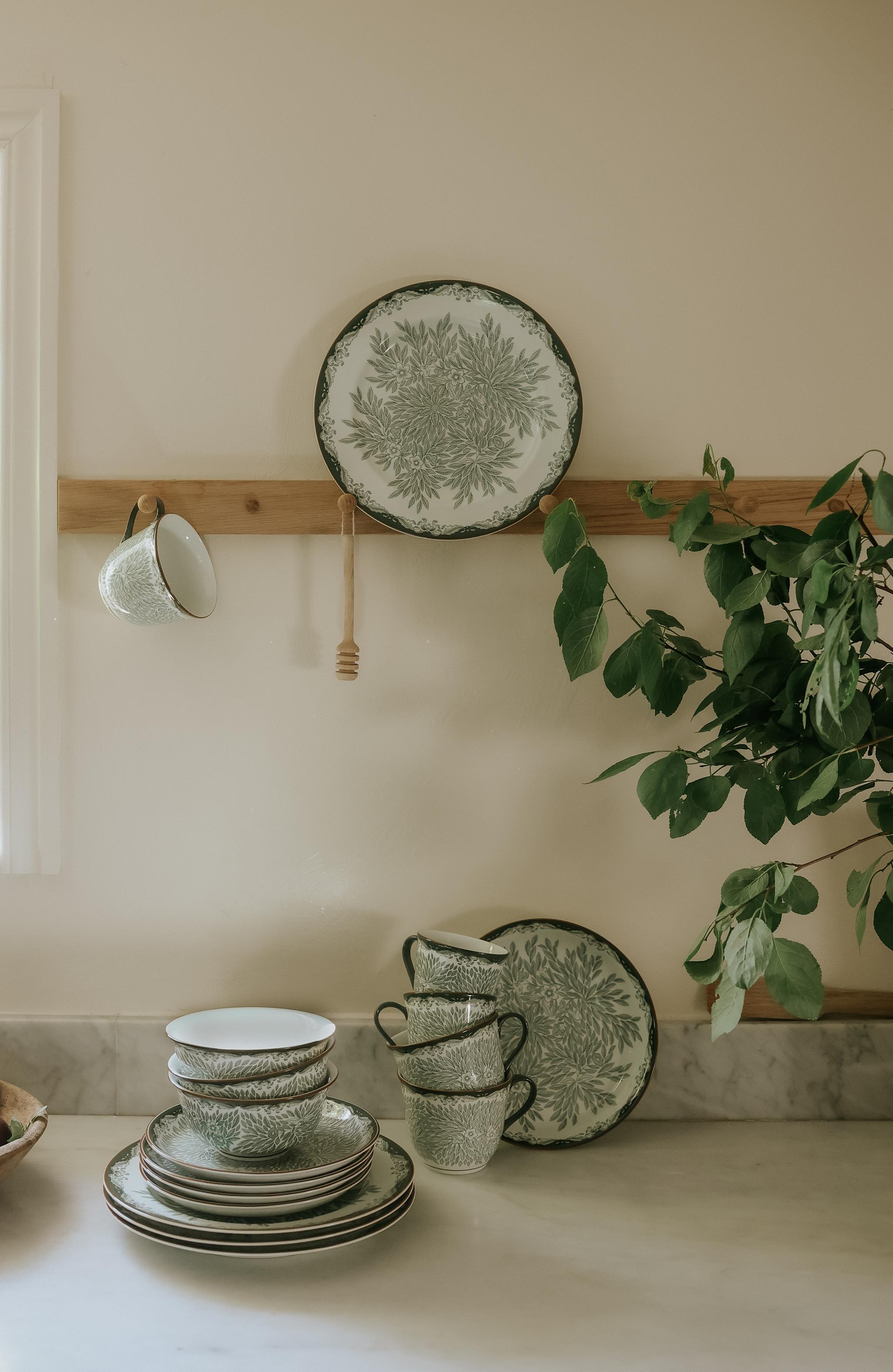 Ostindia Floris Grön från Rörstrand tallrikar, koppar och skålar i lantligt kök