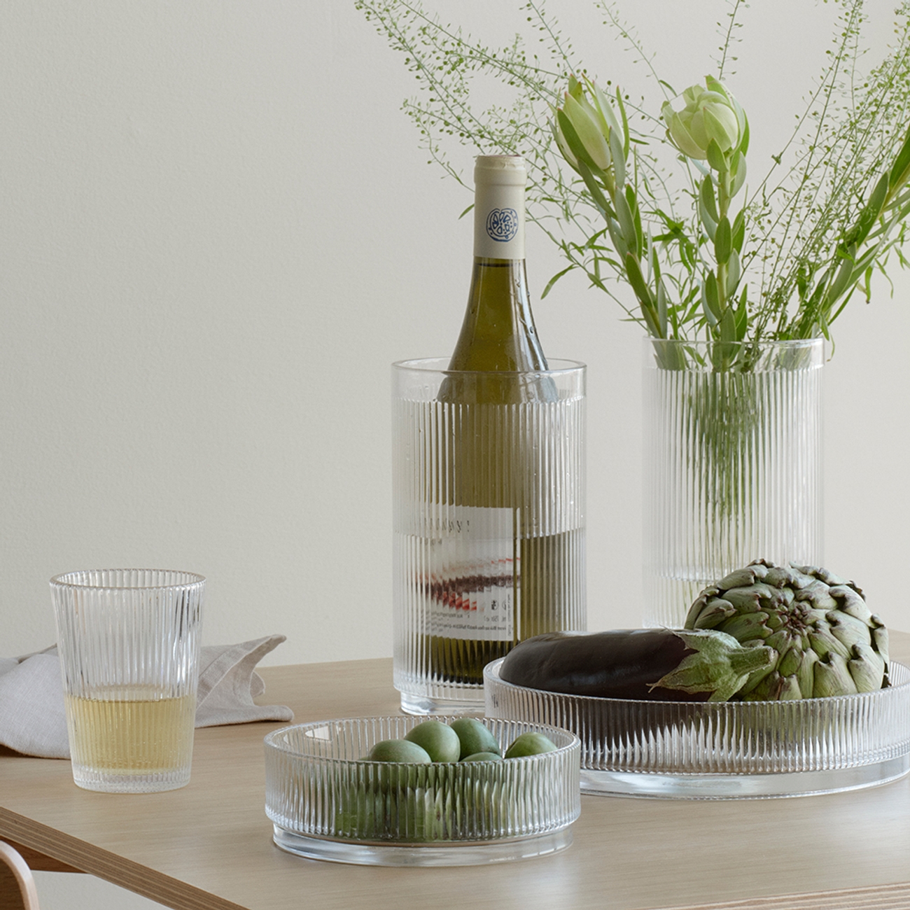 Räfflat glas, skål, stor skål, vas och vinkylare på träbord