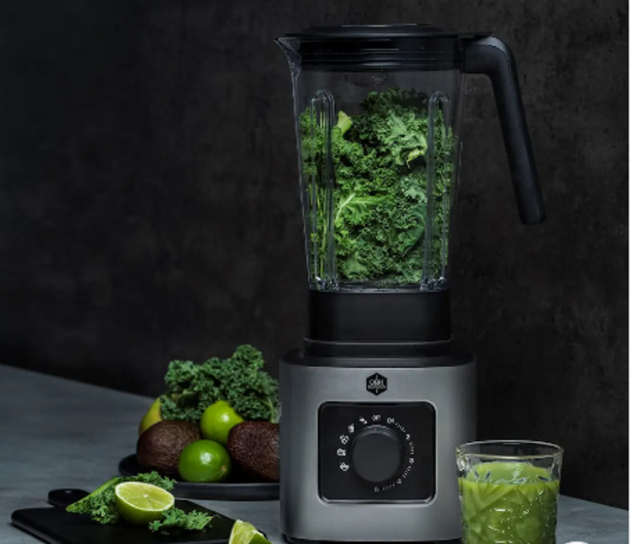 OBH Nordica blender  på ens vart köksbänk med avokado, lime och grönkål runt sig