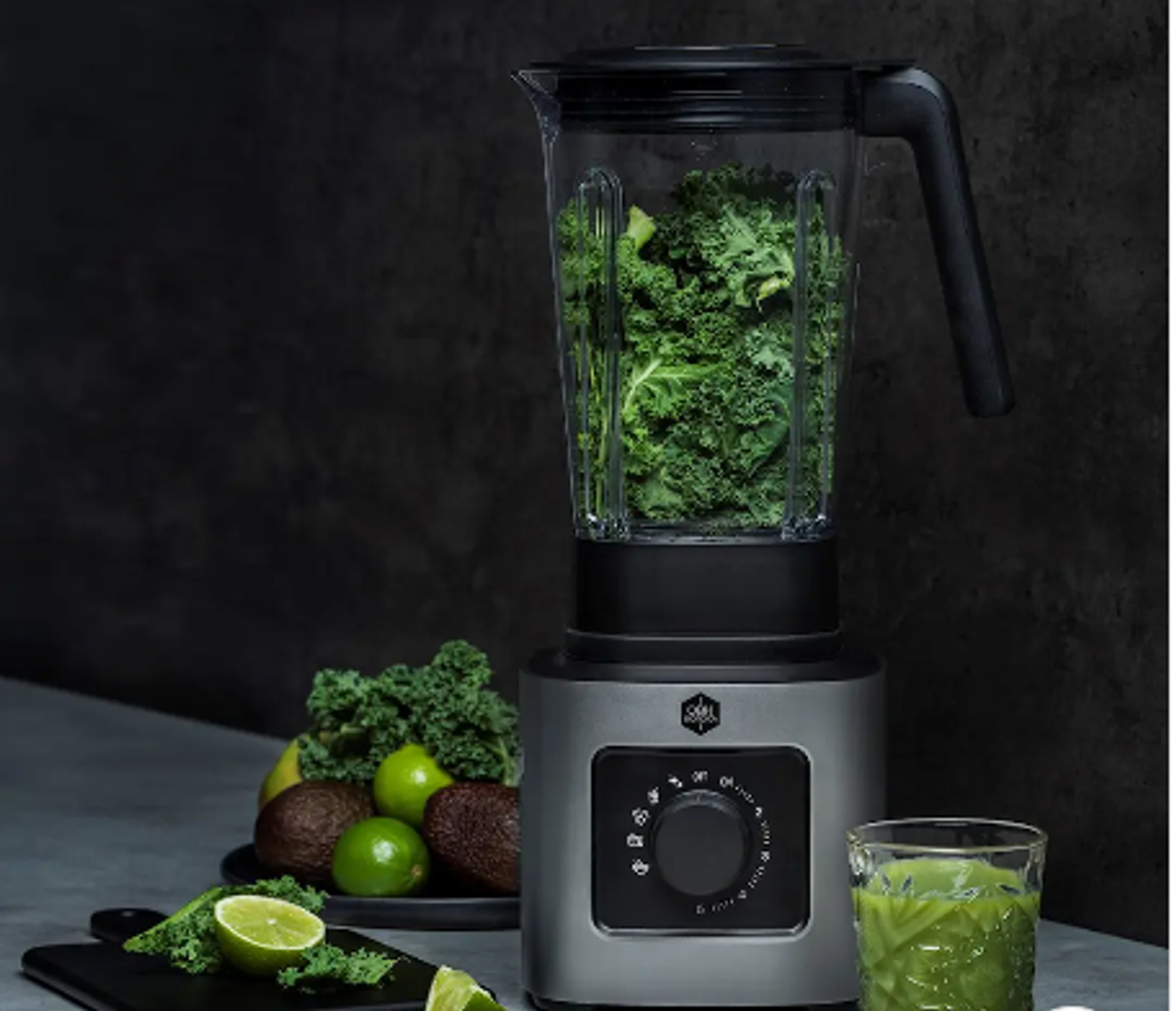 OBH Nordica blender  på ens vart köksbänk med avokado, lime och grönkål runt sig
