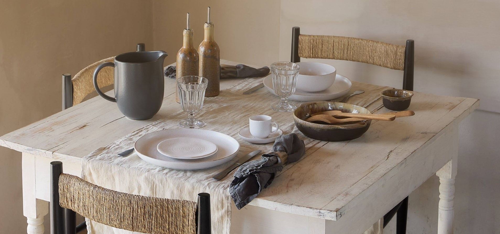 Costa Nova borddekking med enkle farger i hvitt og beige
