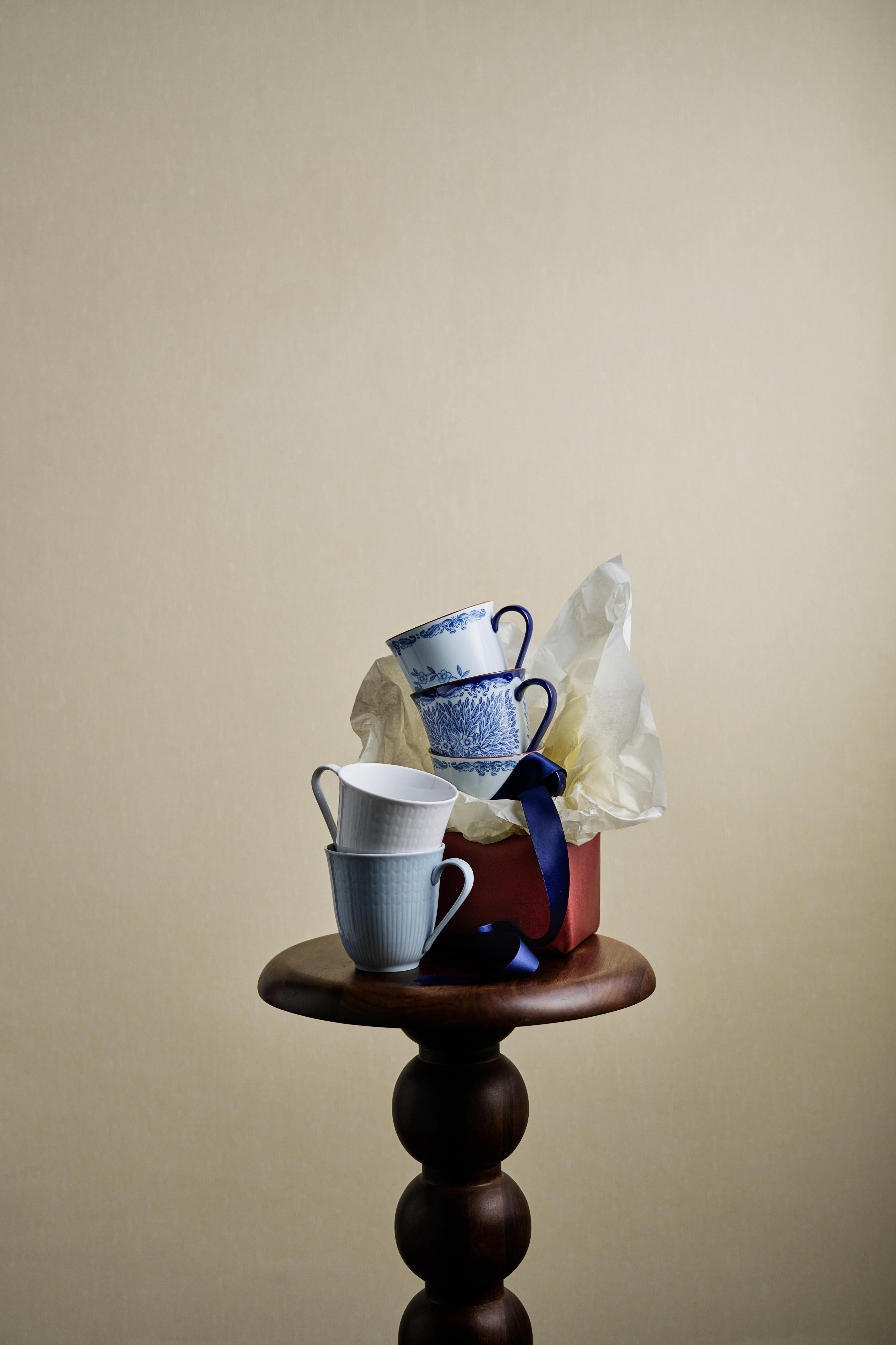 Muggar från Rörstrand på en pidestal