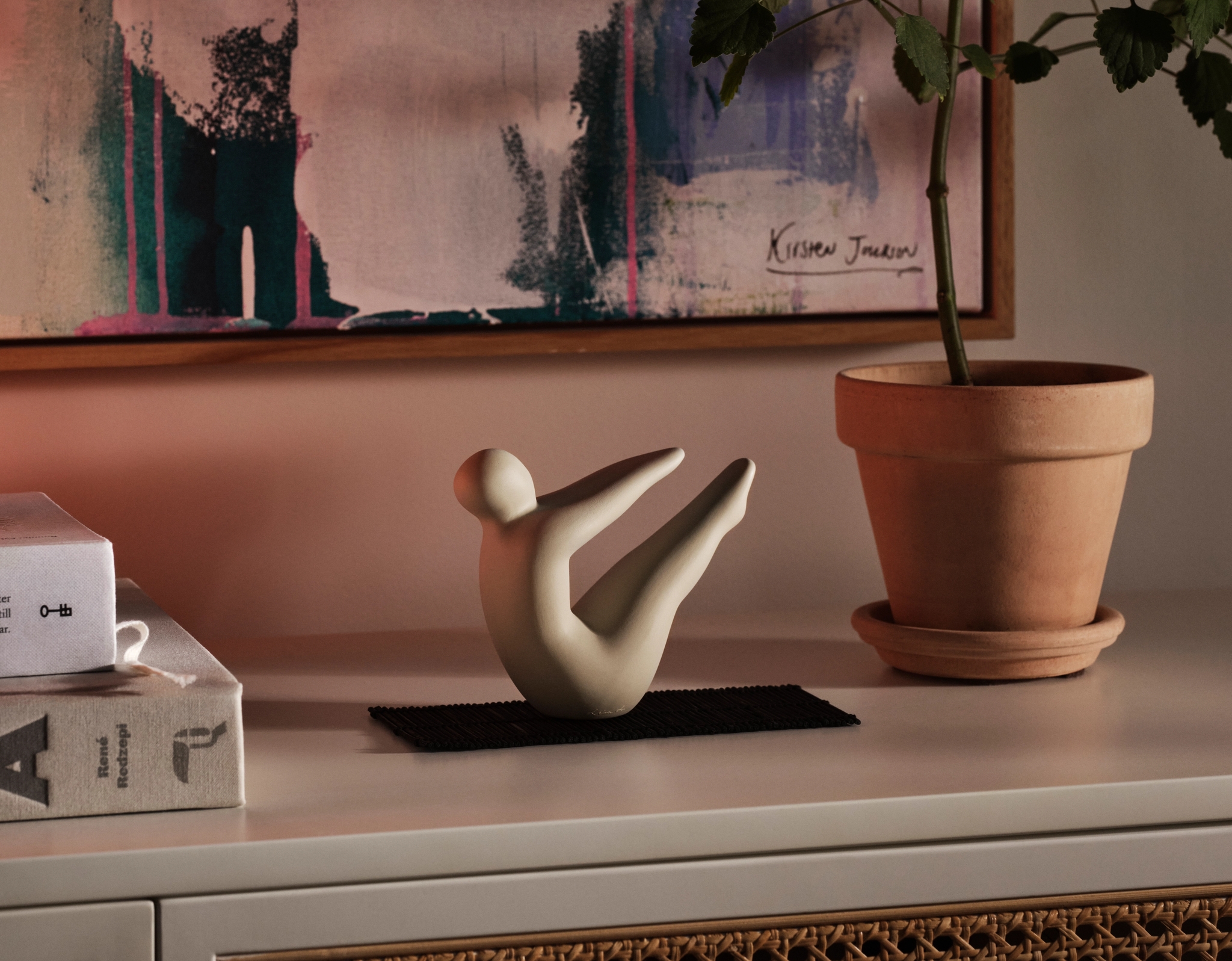 Design House Stockholm brynad på en person som gör en yoga pose