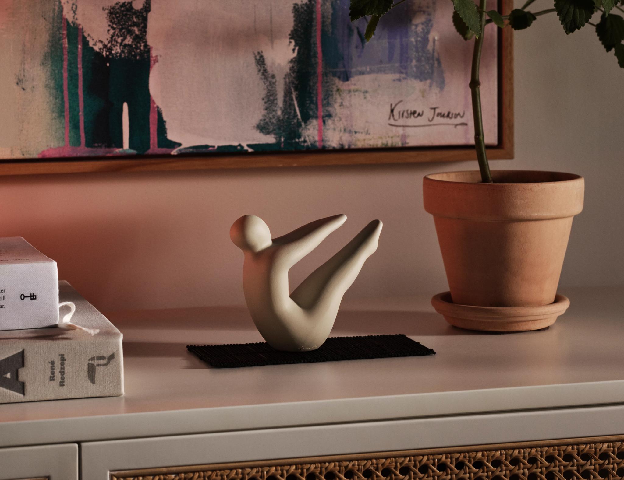Design House Stockholm brynad på en person som gör en yoga pose