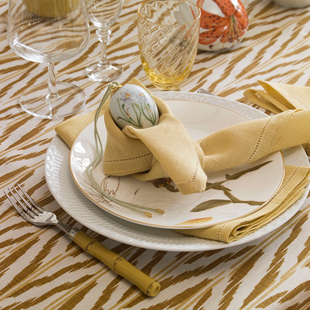 Royal Copenhagen påskeegg 2023 påskedekket bord i gult