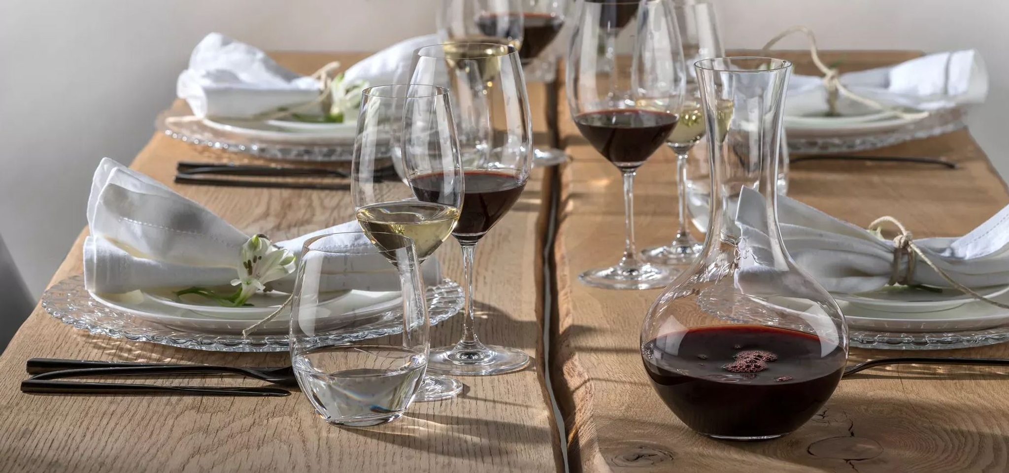 Riedel vannglass på et dekket bord med reidel glass