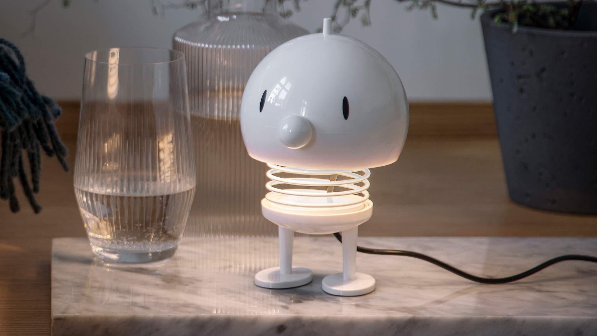 Hoptimist lampe hvit i form av en liten smileyfigur