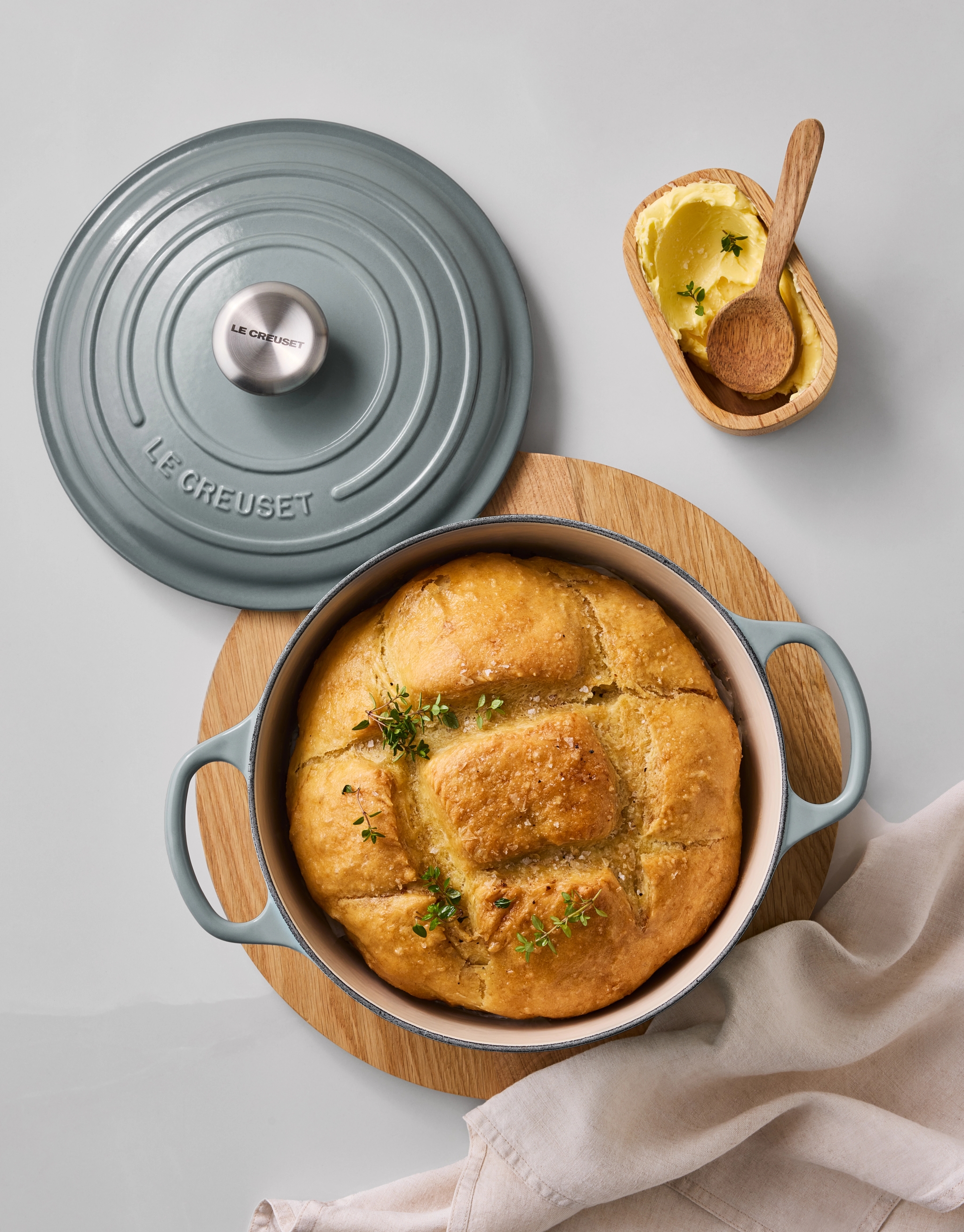Le Creuset valurautapata värissä Sea Salt jossa on leivottu pataleipä