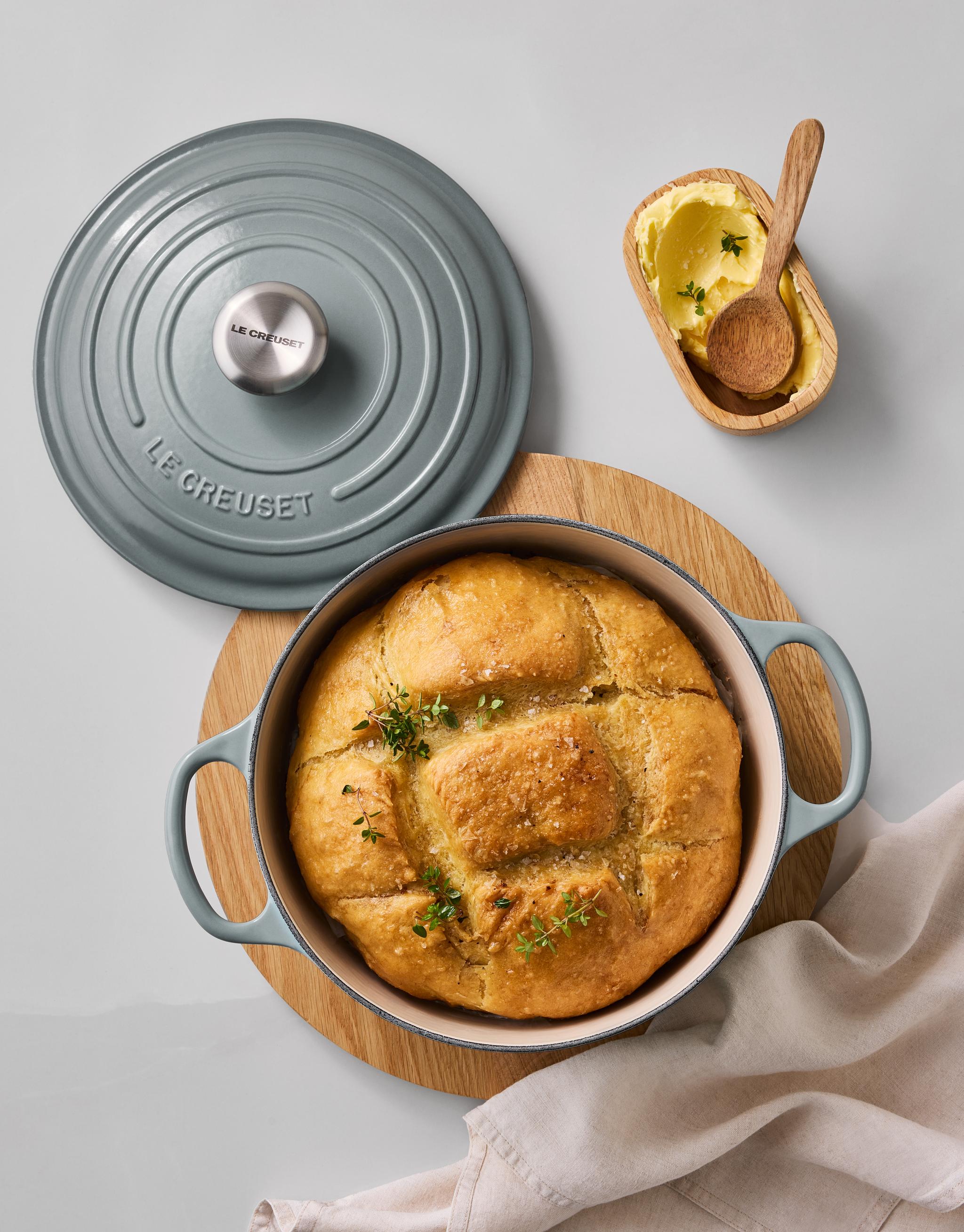 Le Creuset gjutjärnsgryta i färgen Sea Salt med bakat bröd i