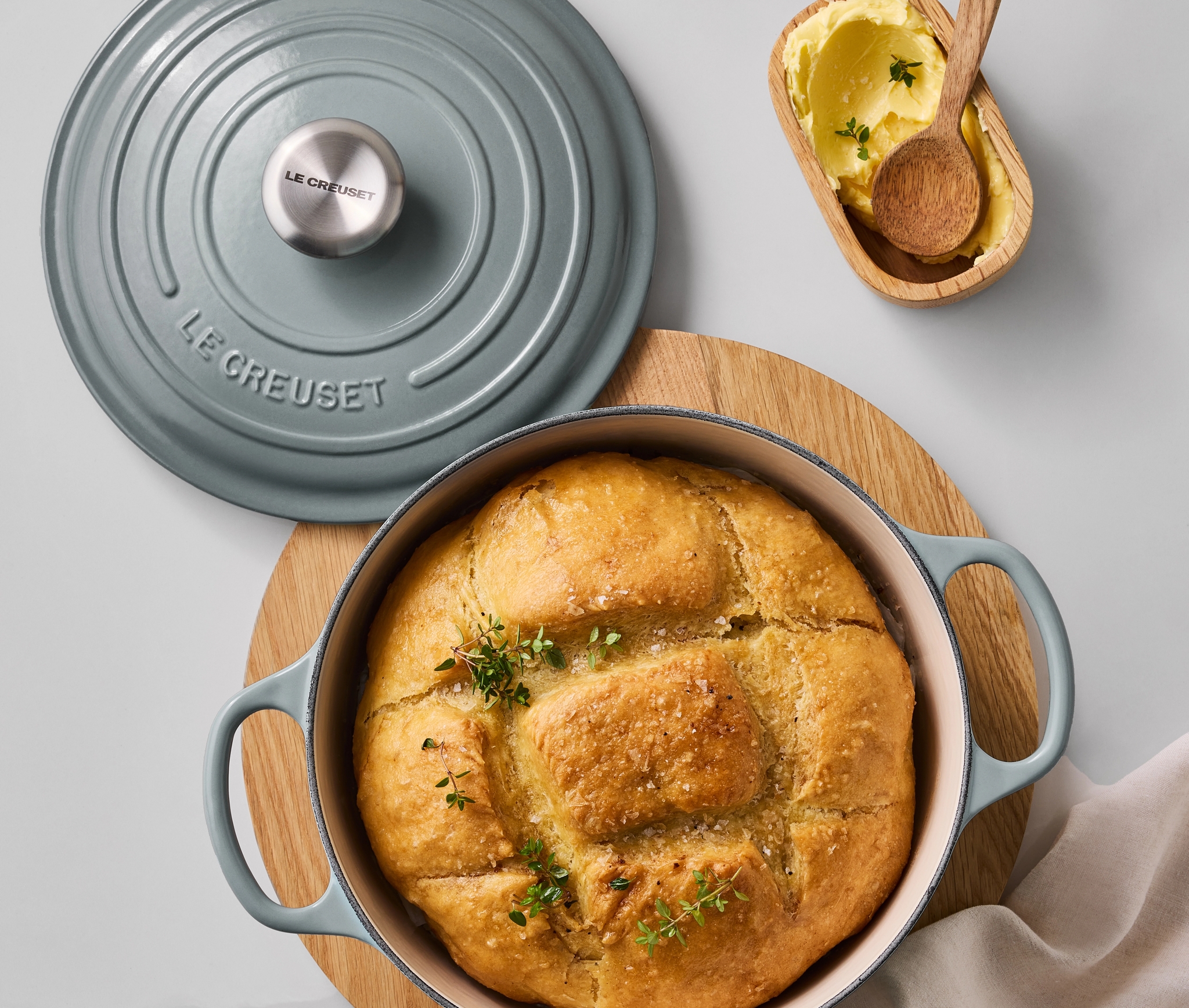 Le Creuset valurautapata värissä Sea Salt jossa on leivottu pataleipä