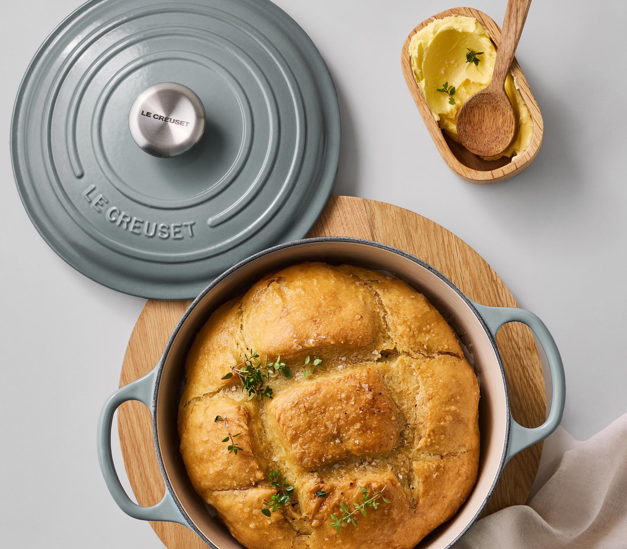 Le Creuset valurautapata värissä Sea Salt jossa on leivottu pataleipä
