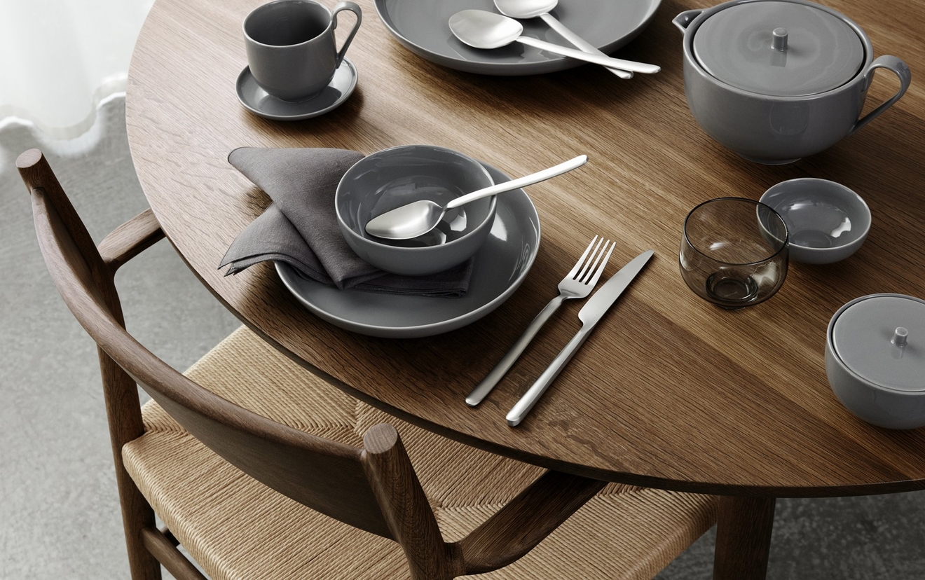 Matbestick i mörk silver färg på dukar i rosa och beige linne