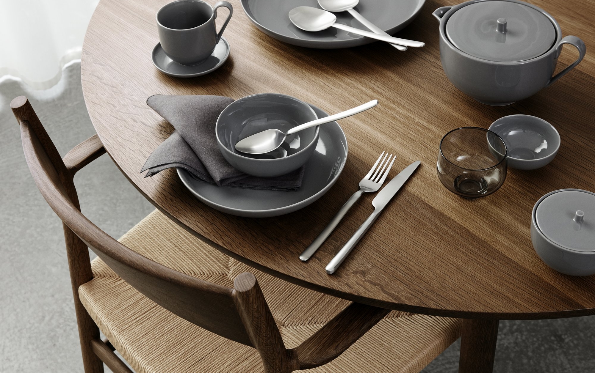 Matbestick i mörk silver färg på dukar i rosa och beige linne