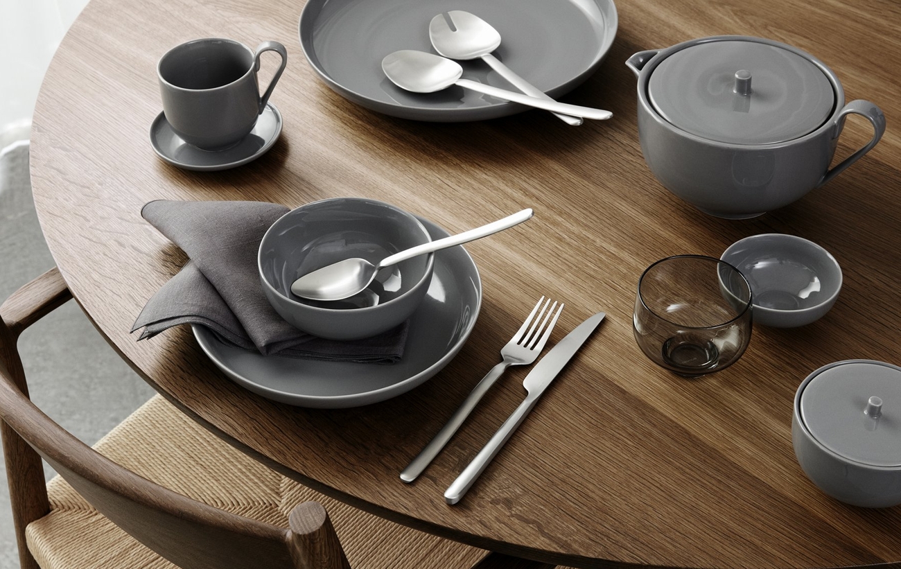Matbestick i mörk silver färg på dukar i rosa och beige linne