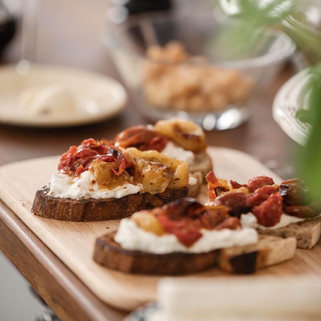 Bruschetta fetajuustolevitteellä