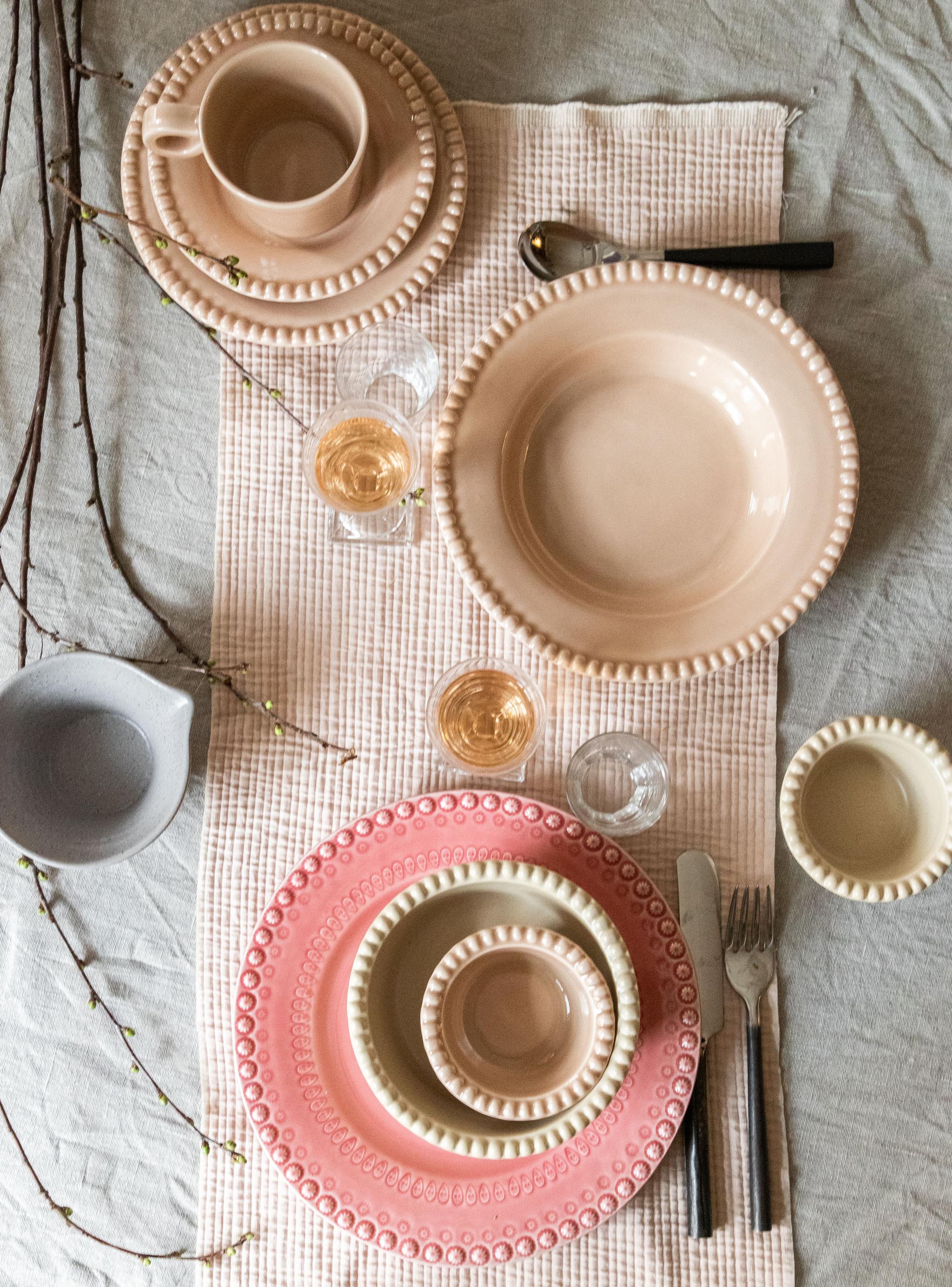 juhlakattaus pöydän kattaus vaaleanpunaiset lautaset potteryjo daria daisy viinilasit aterimet