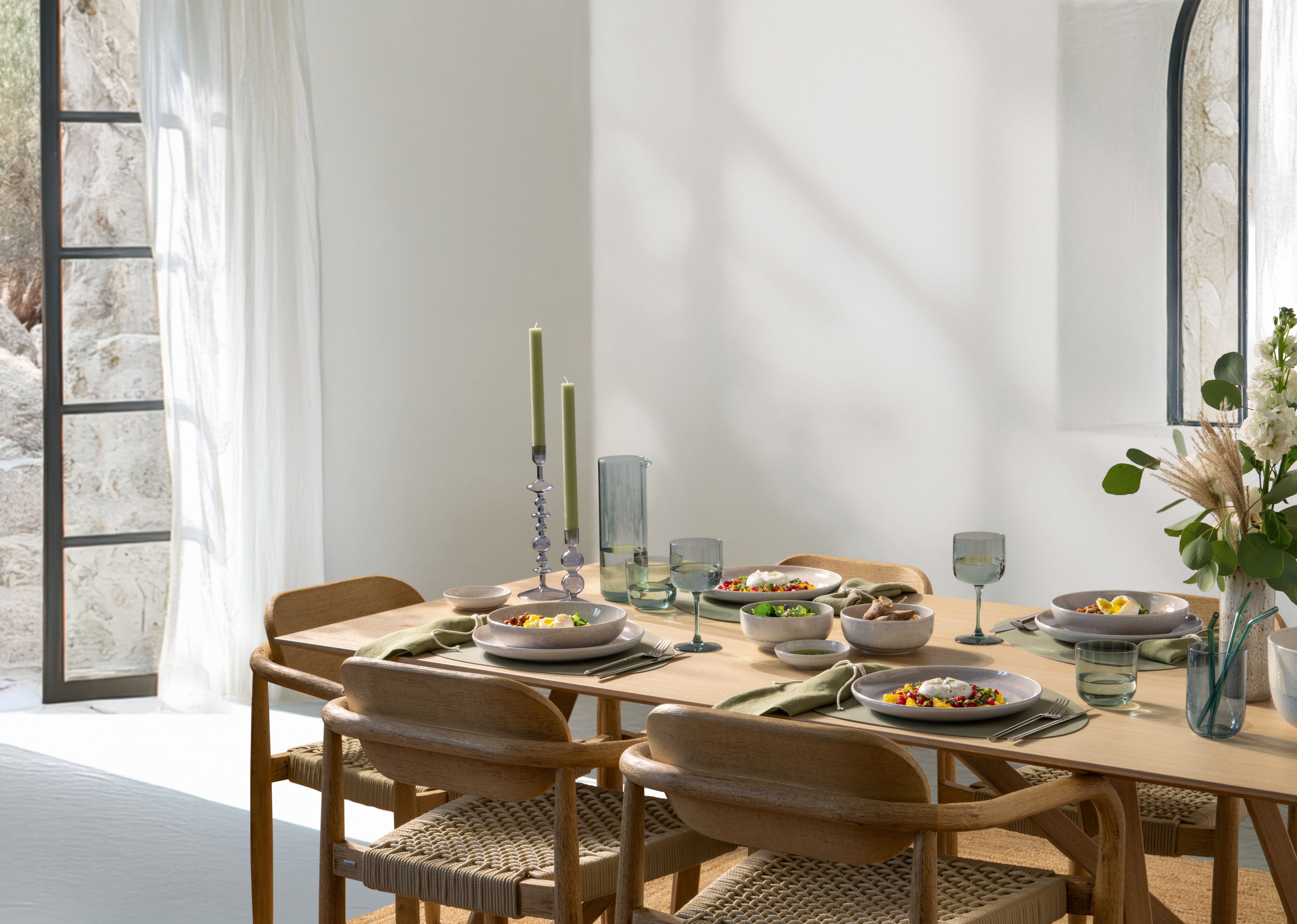 Kevään inspiroima kattaus, jossa on Villeroy & Bochin vihreän ja beigen sävyistä posliinia