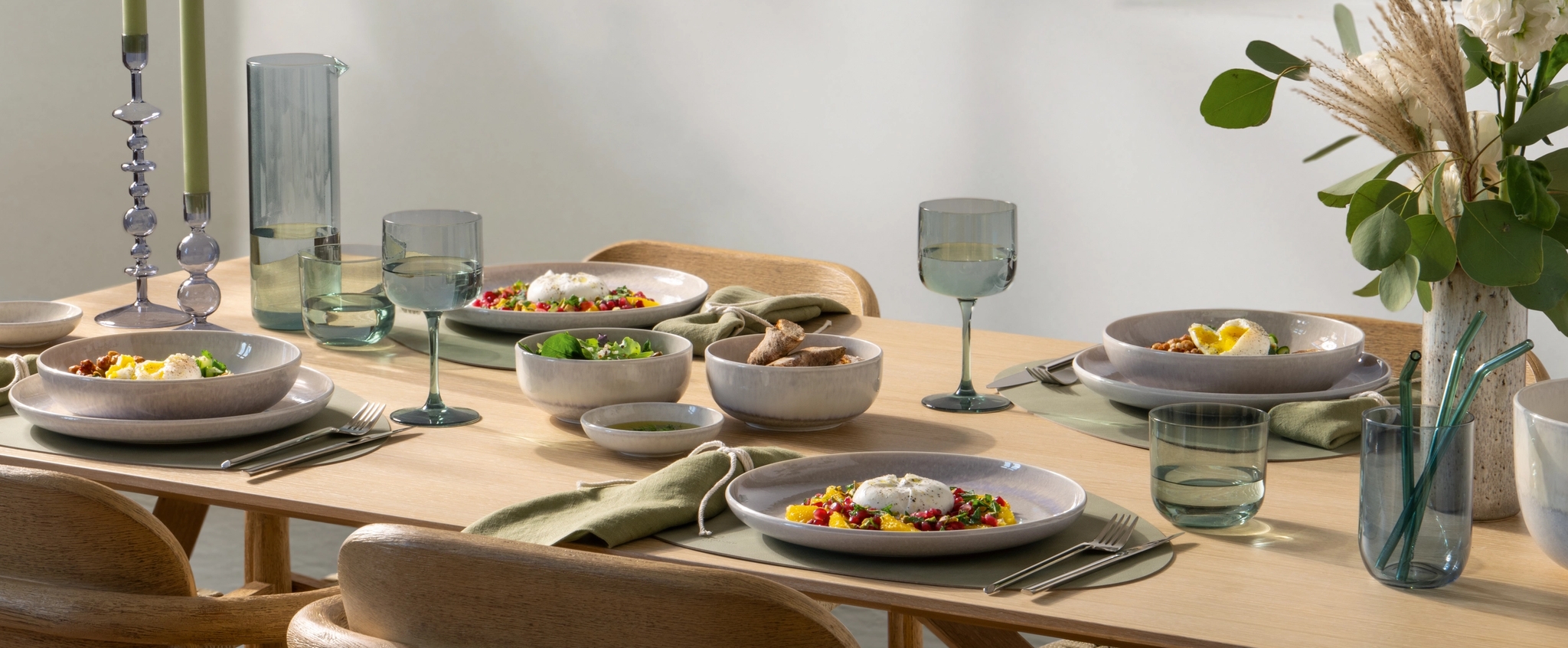 Kevään inspiroima kattaus, jossa on Villeroy & Bochin vihreän ja beigen sävyistä posliinia