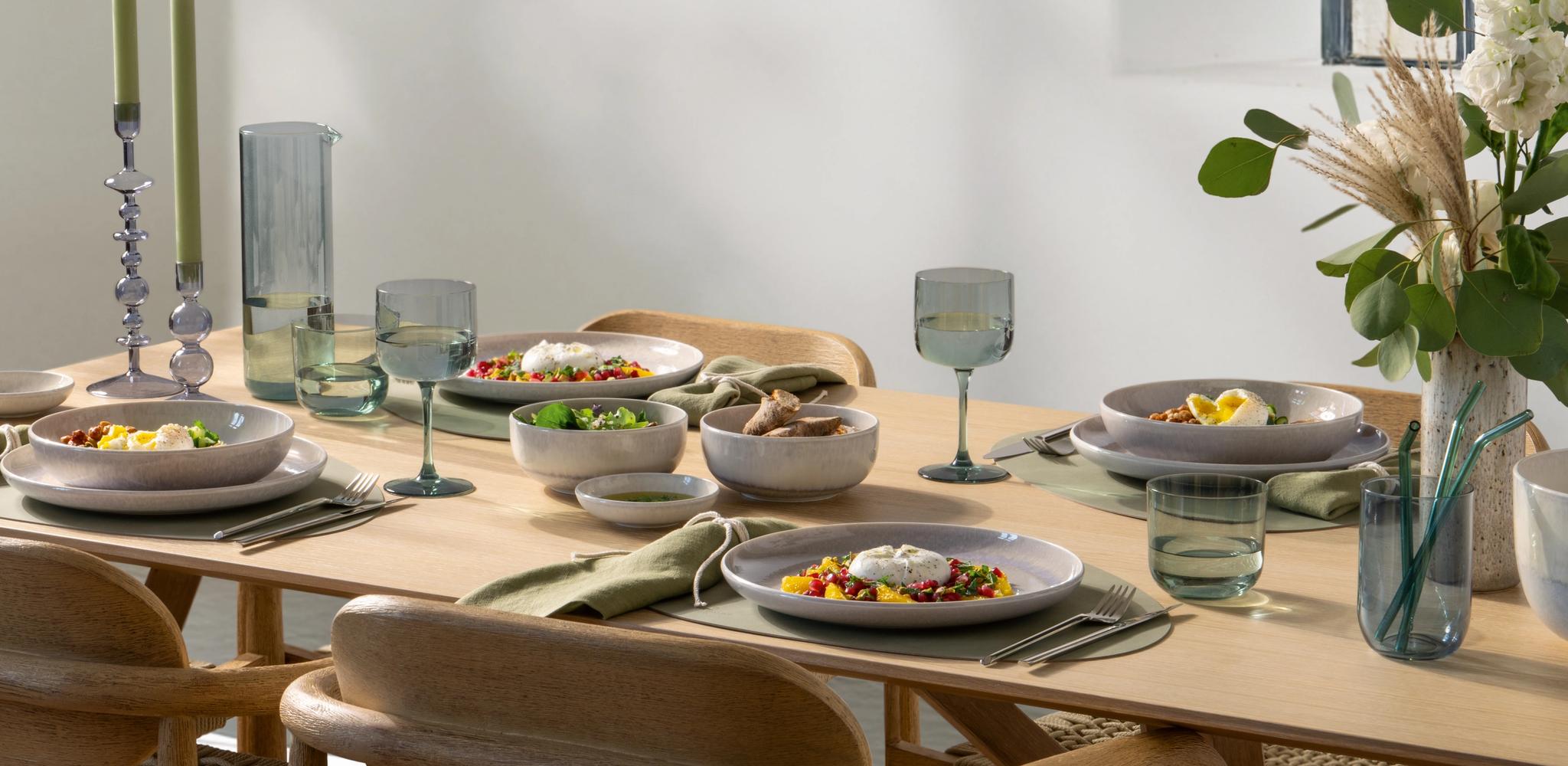 Kevään inspiroima kattaus, jossa on Villeroy & Bochin vihreän ja beigen sävyistä posliinia