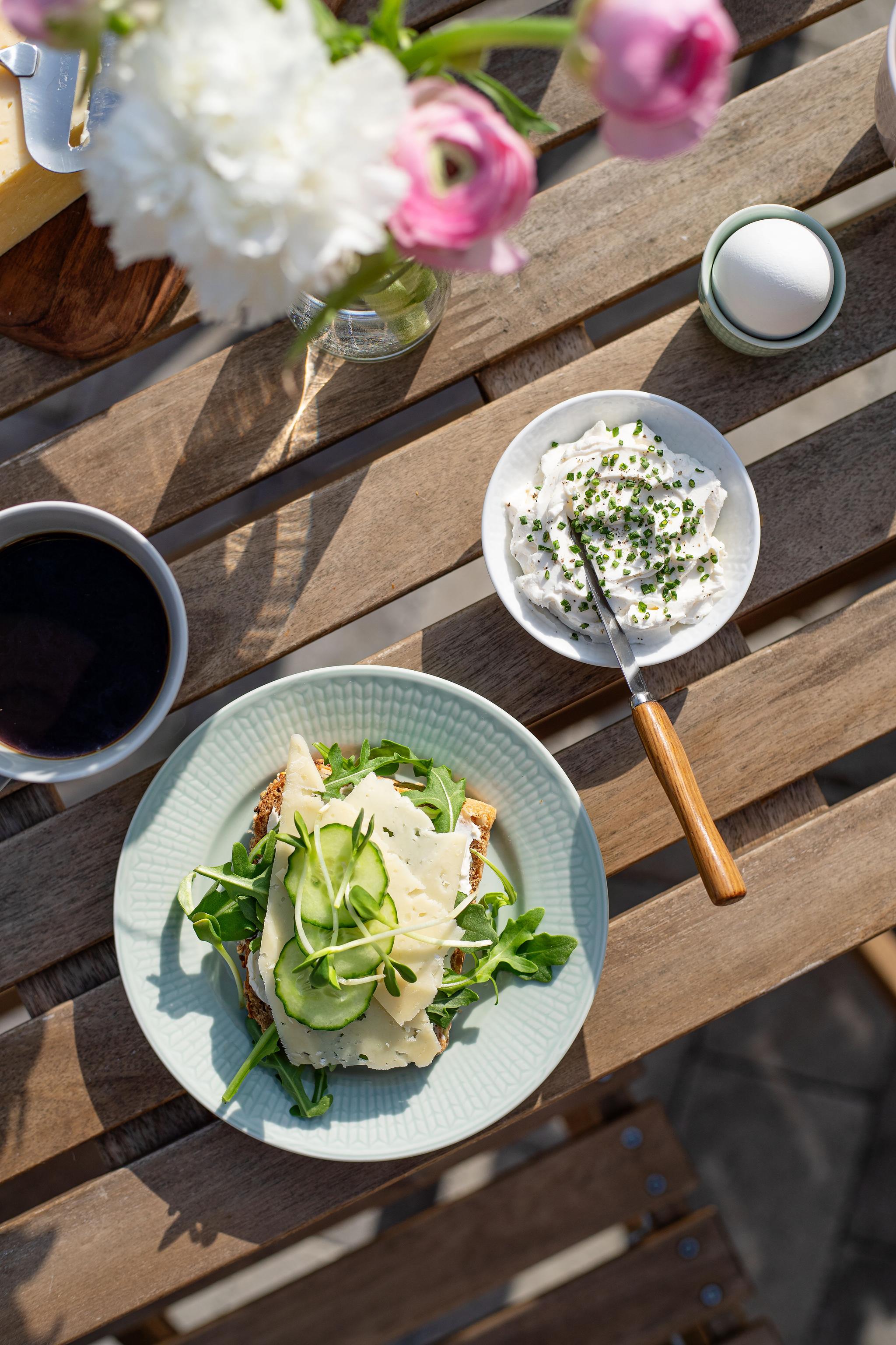 Aamiainen rörstrand swedish grace astiasto lautaset kulhot ja mukit aamupalapöydän kattaus