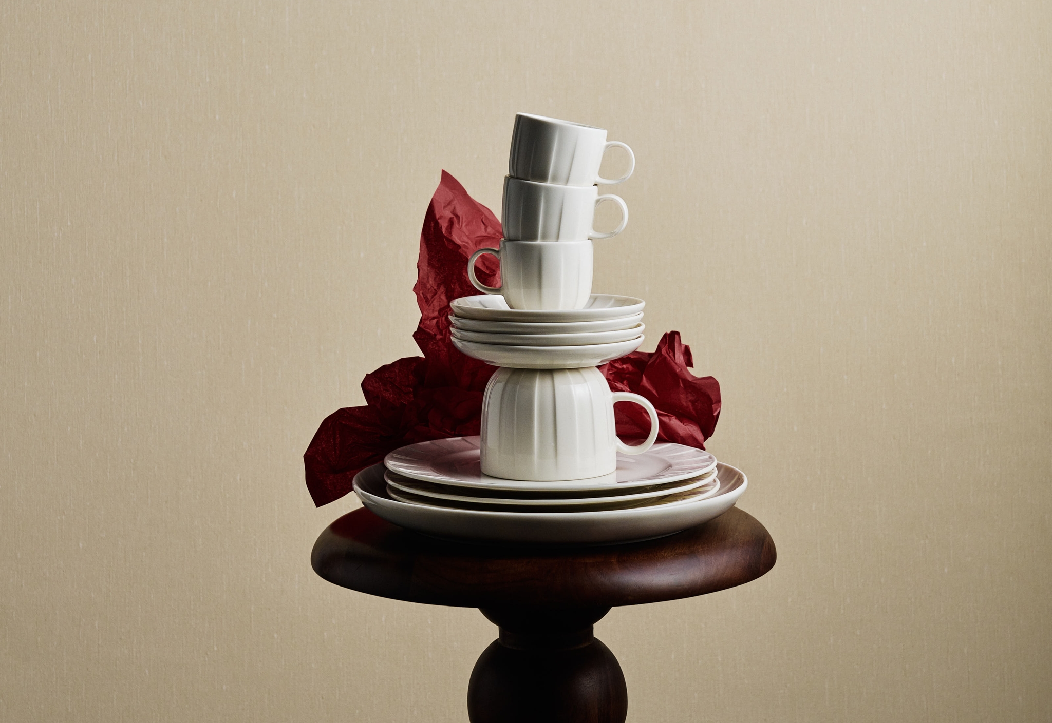 Servisen Stiernholm koppar och fat staplade på varandra på en pidestal