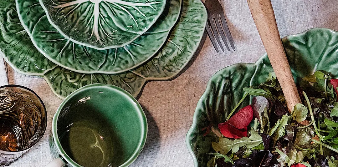 Bordallo Pinheiron vihreät Cabbage Kaalinlehti lautaset ja kulhot katetulla pöydällä