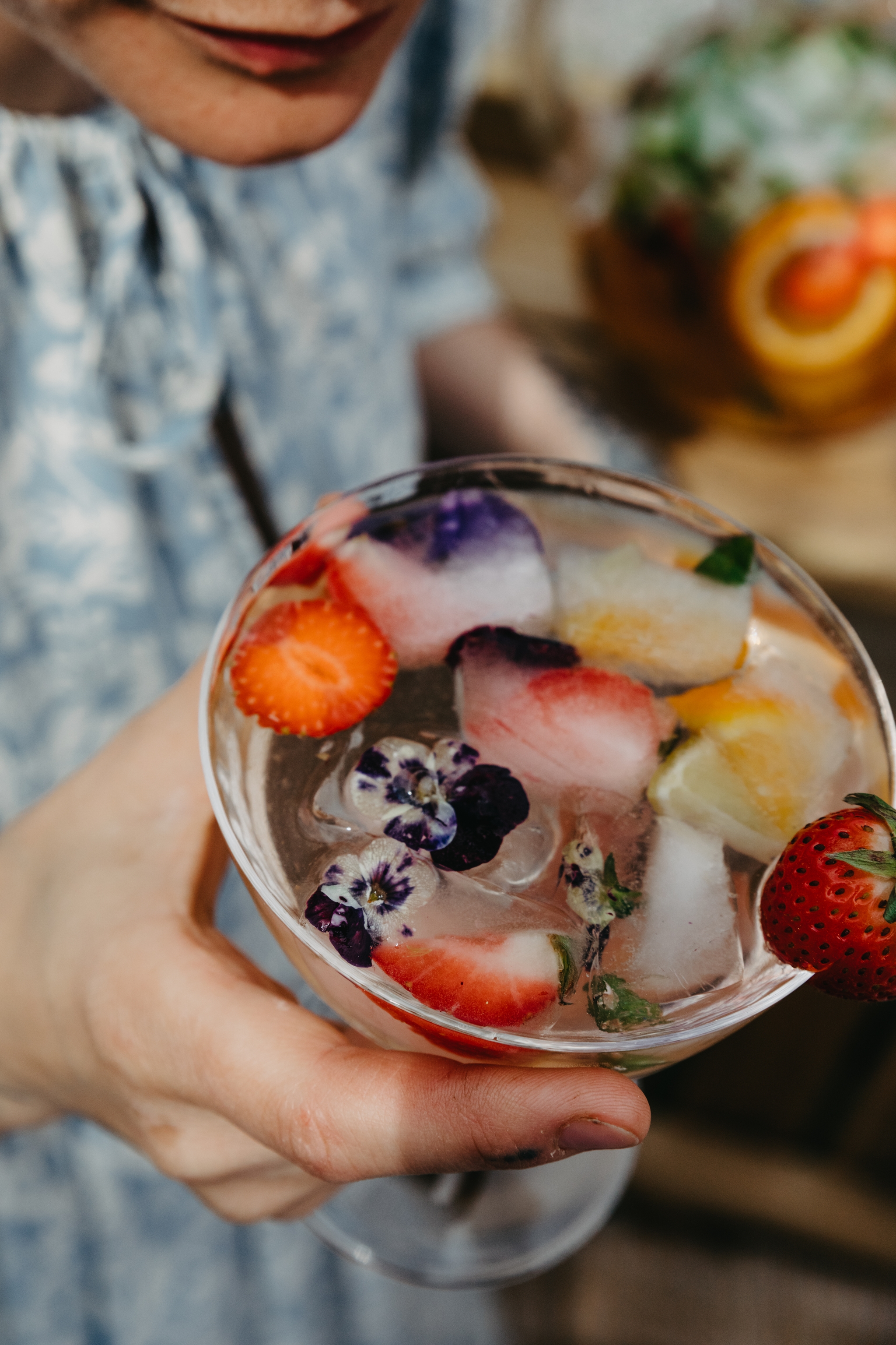 Kesäinen drinkki syötävät kukat marjat ja hedelmät drinkkilasi