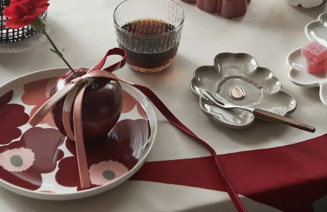 Marimekko unikko lautanen katetulla pöydällä