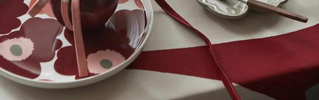 Marimekko unikko lautanen katetulla pöydällä