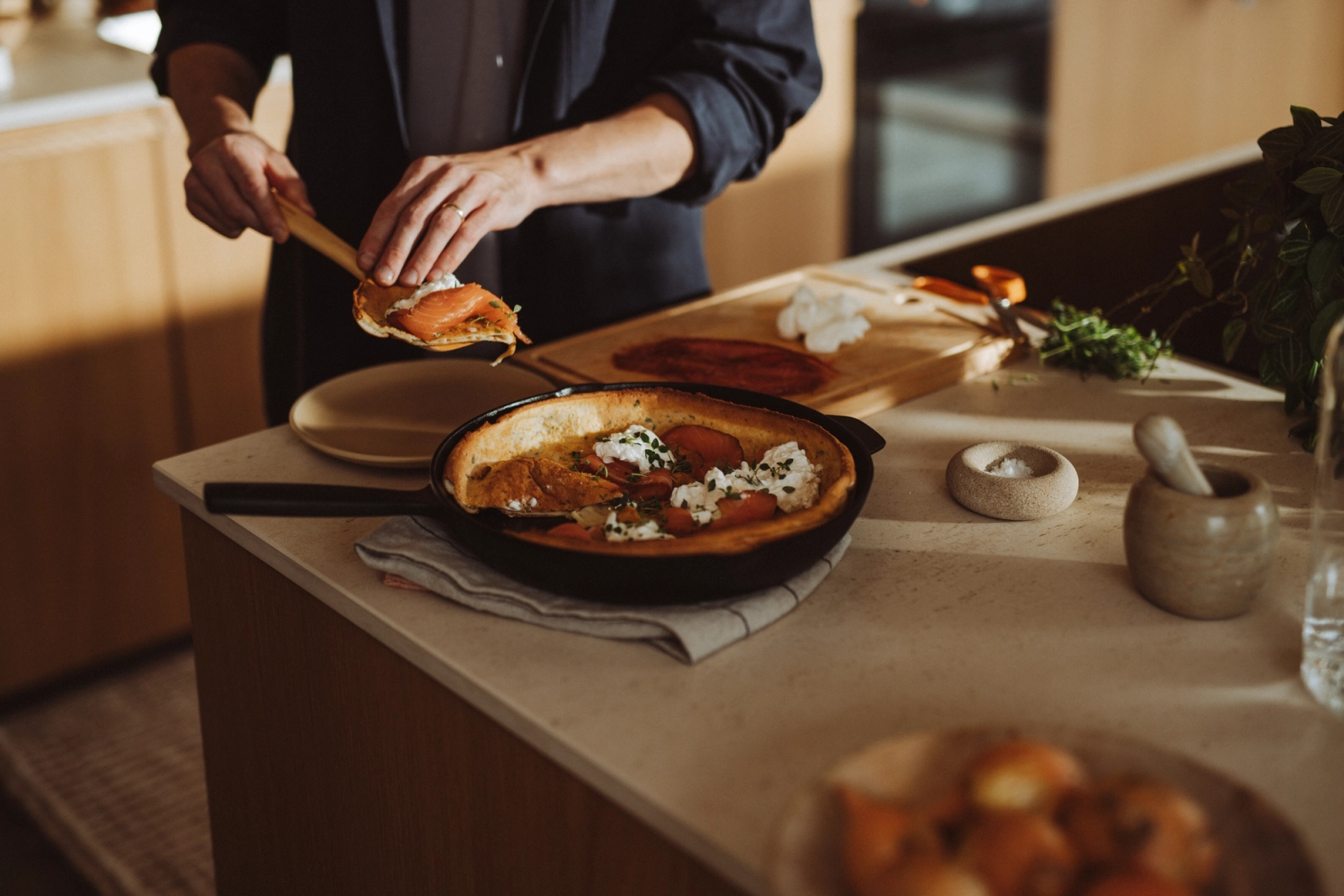 Folken stekpanna från Fiskars i ett ljust träkök 