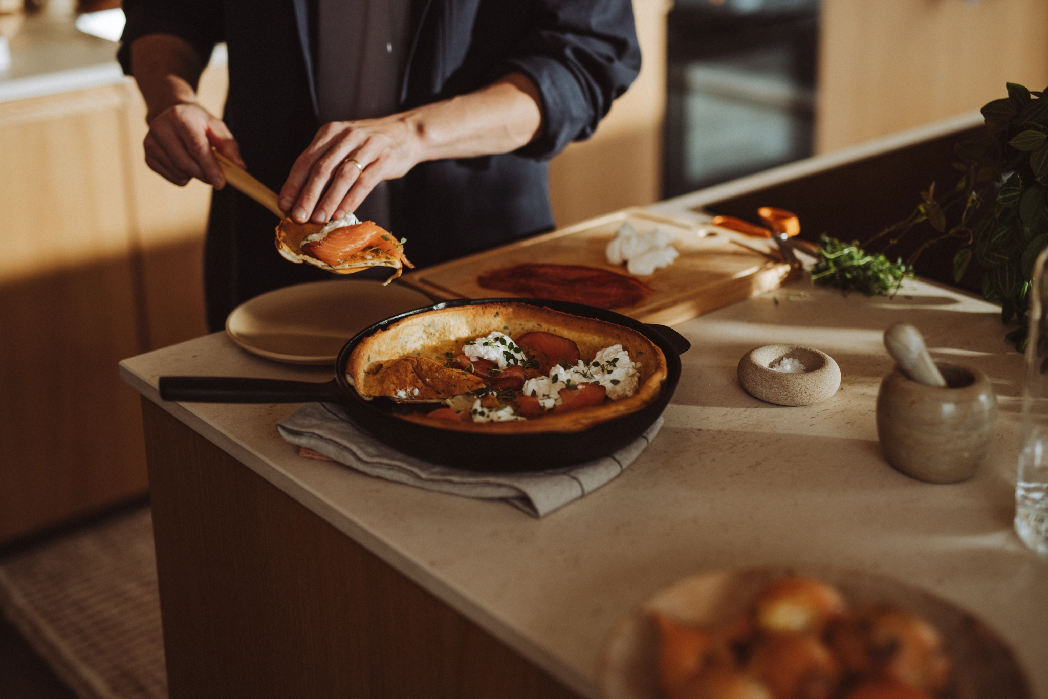 Folken stekpanna från Fiskars i ett ljust träkök 