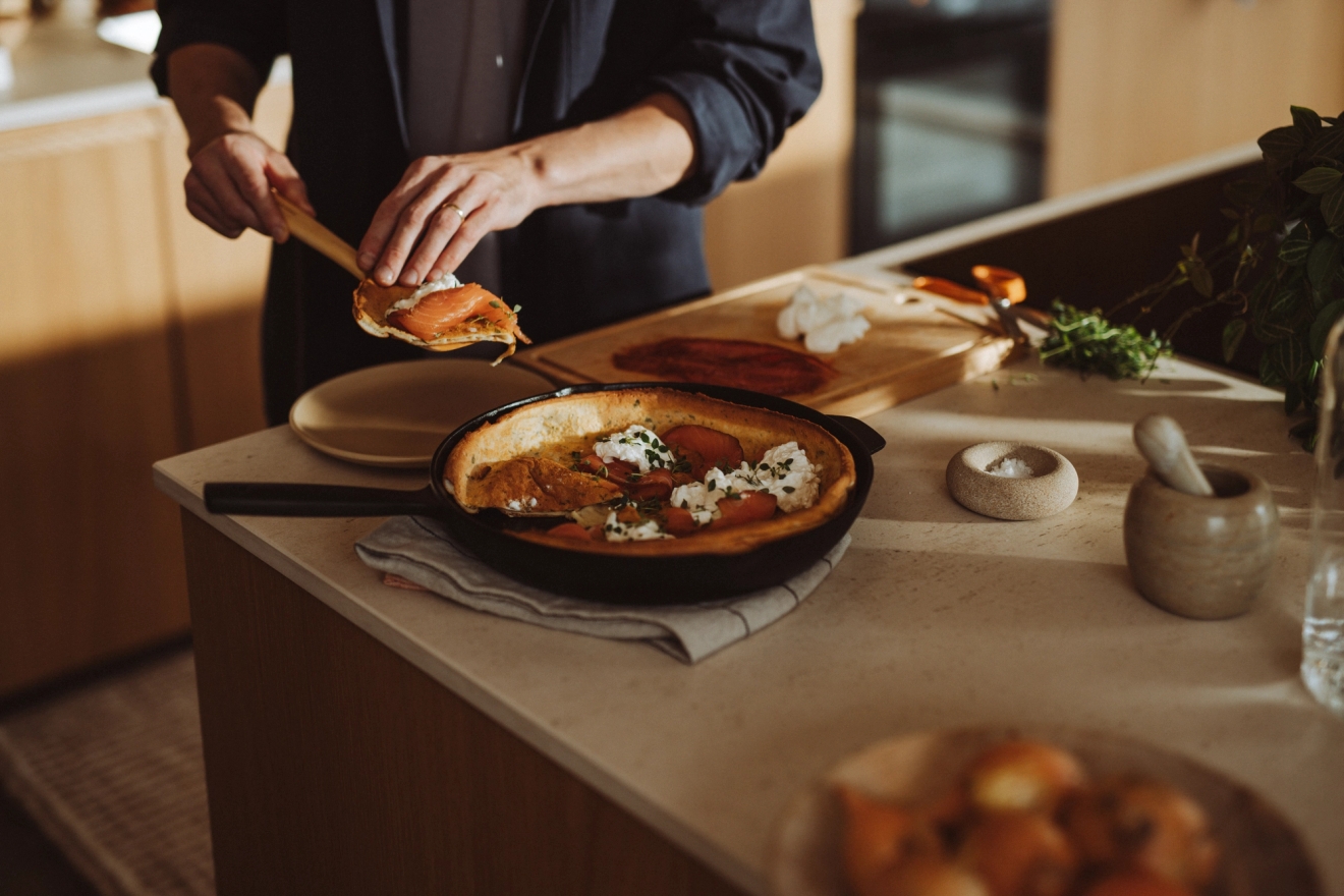 Folken stekpanna från Fiskars i ett ljust träkök