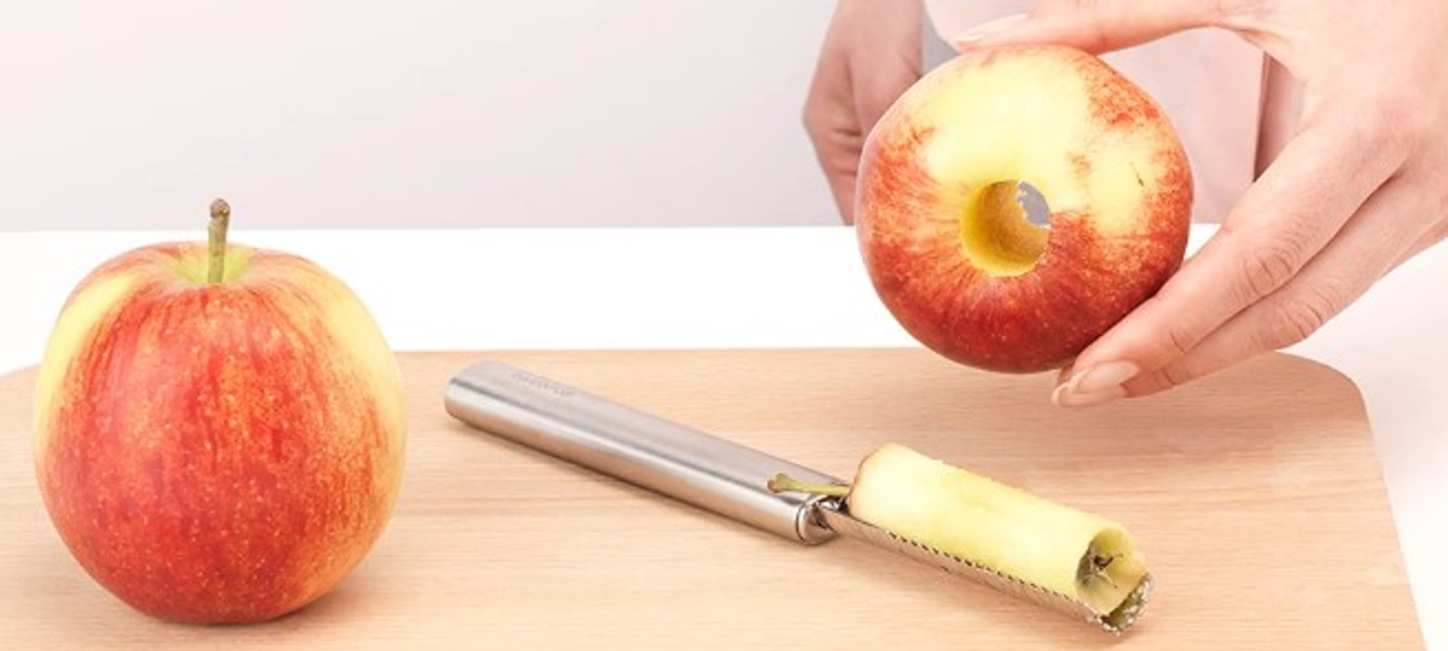 Kjernefjerner, epler på en skjærefjøl i tre, ett eple er uten kjernehus