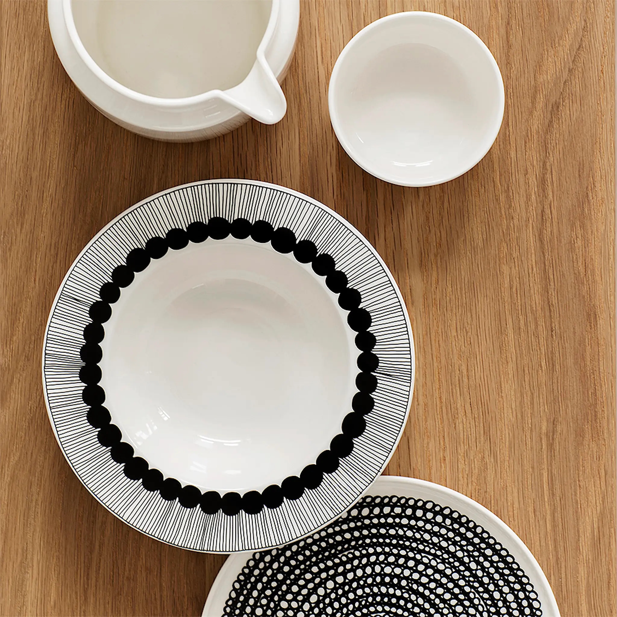 marimekko syvä lautanen räsymatto kuviolla