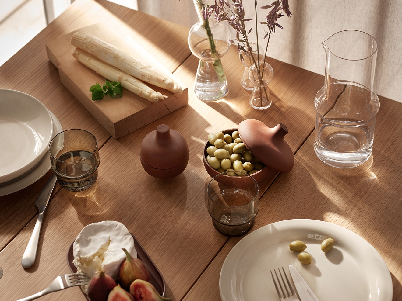 Design House Stockholm porslin dukning på träbord