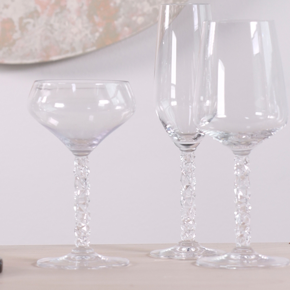 Orrefors champagneglass og coupeglass på en steinbenk