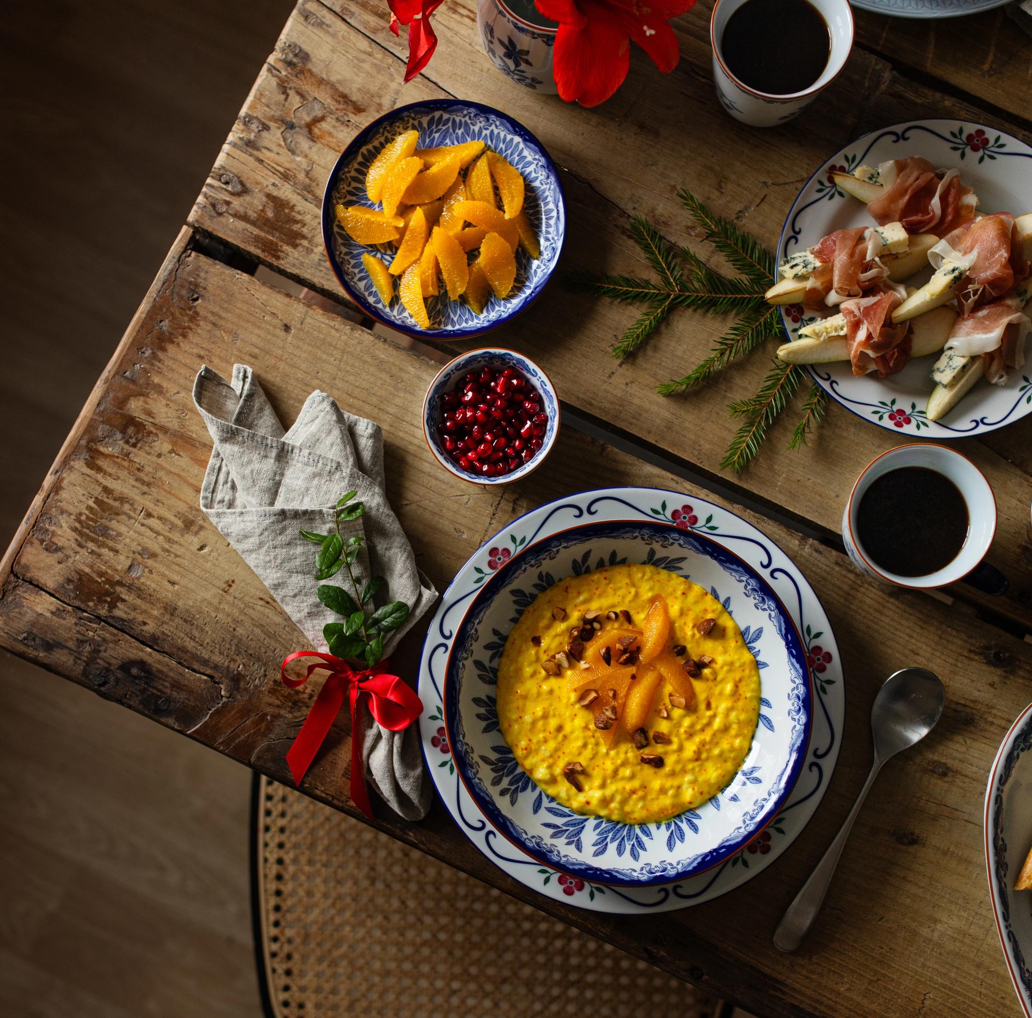 Et bord med en julefrokost servert på tallerkener fra Rörstrand